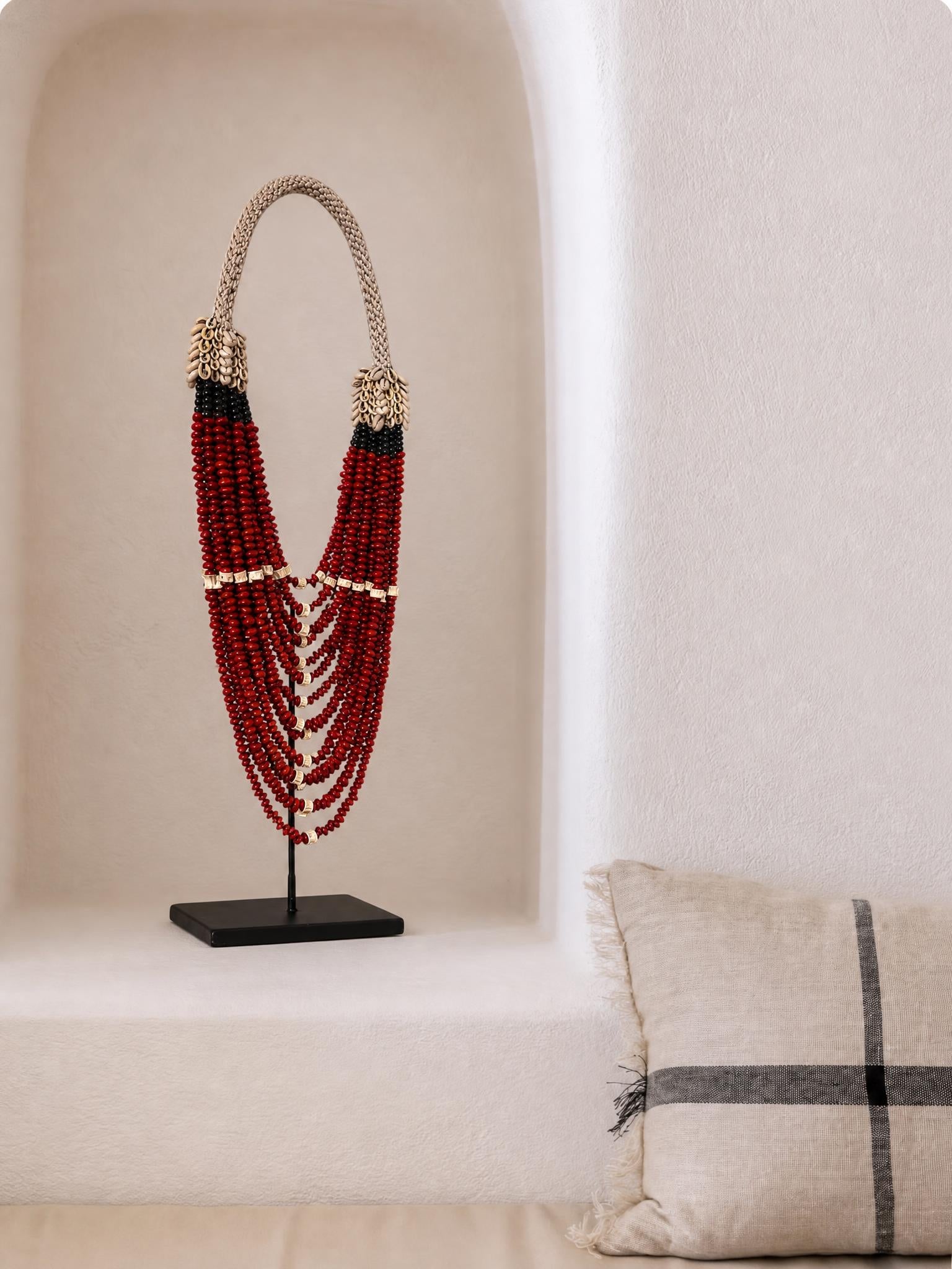 Collier en perles et coquillages sur socle - Aria