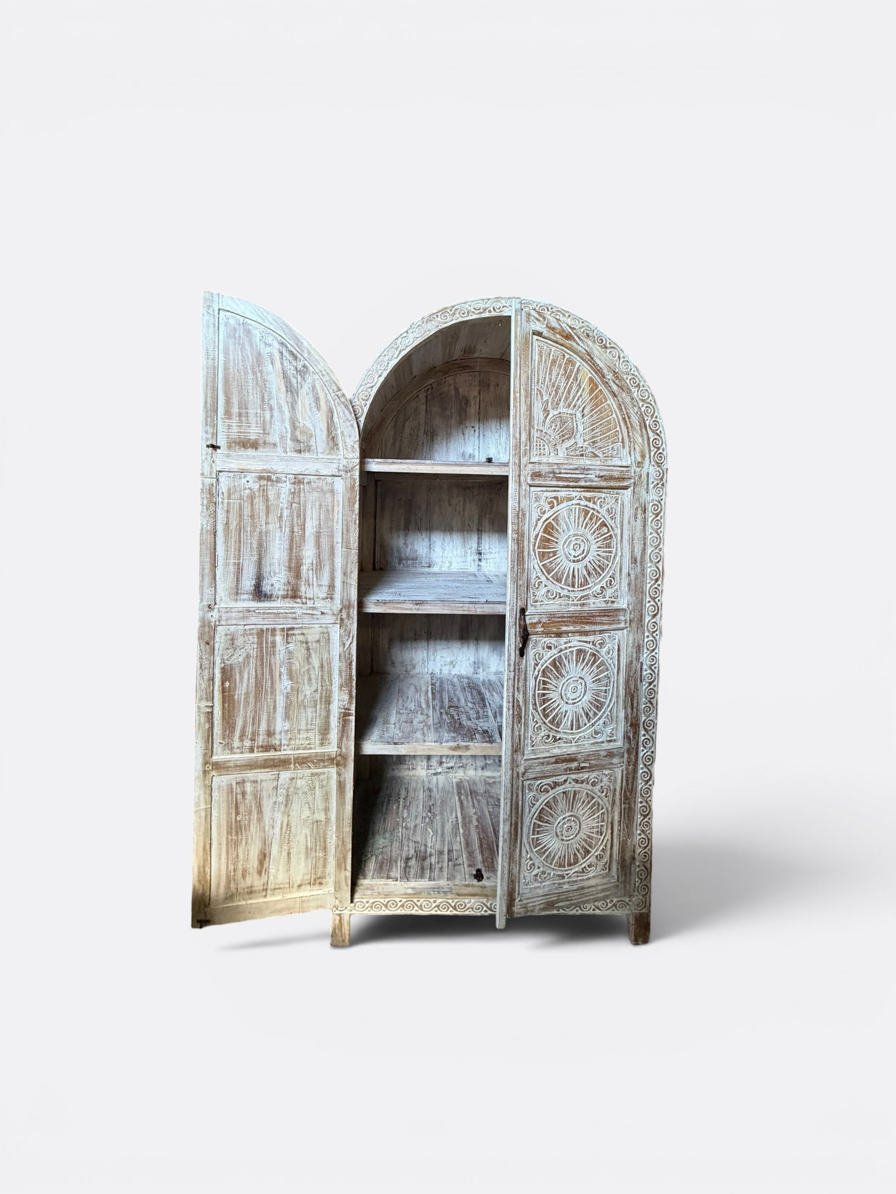 Armoire artisanale en teck blanchi sculpté – Ozana