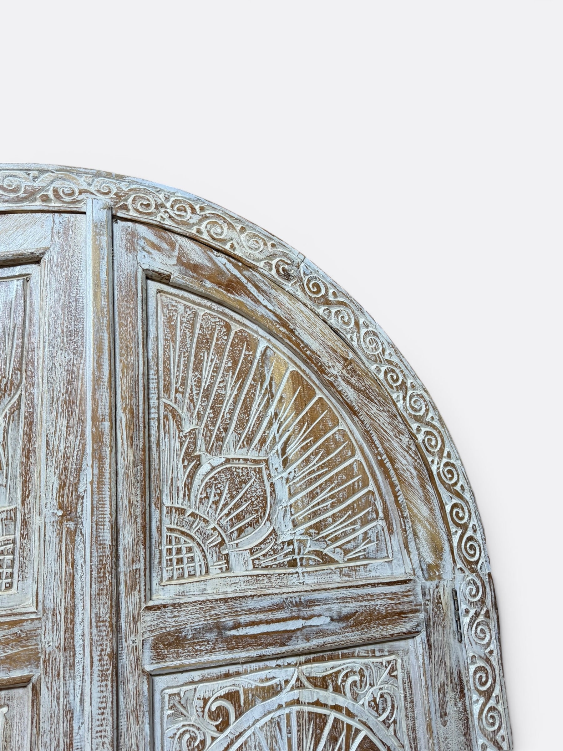 Armoire artisanale en teck blanchi sculpté – Ozana