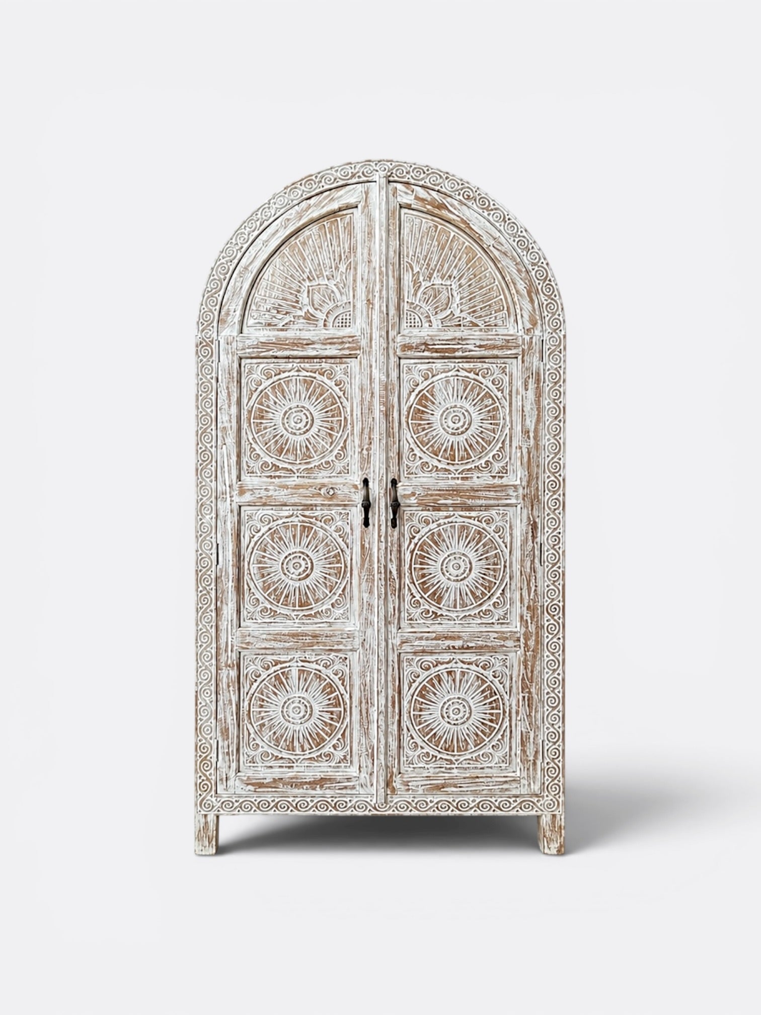 Armoire artisanale en teck blanchi sculpté – Ozana