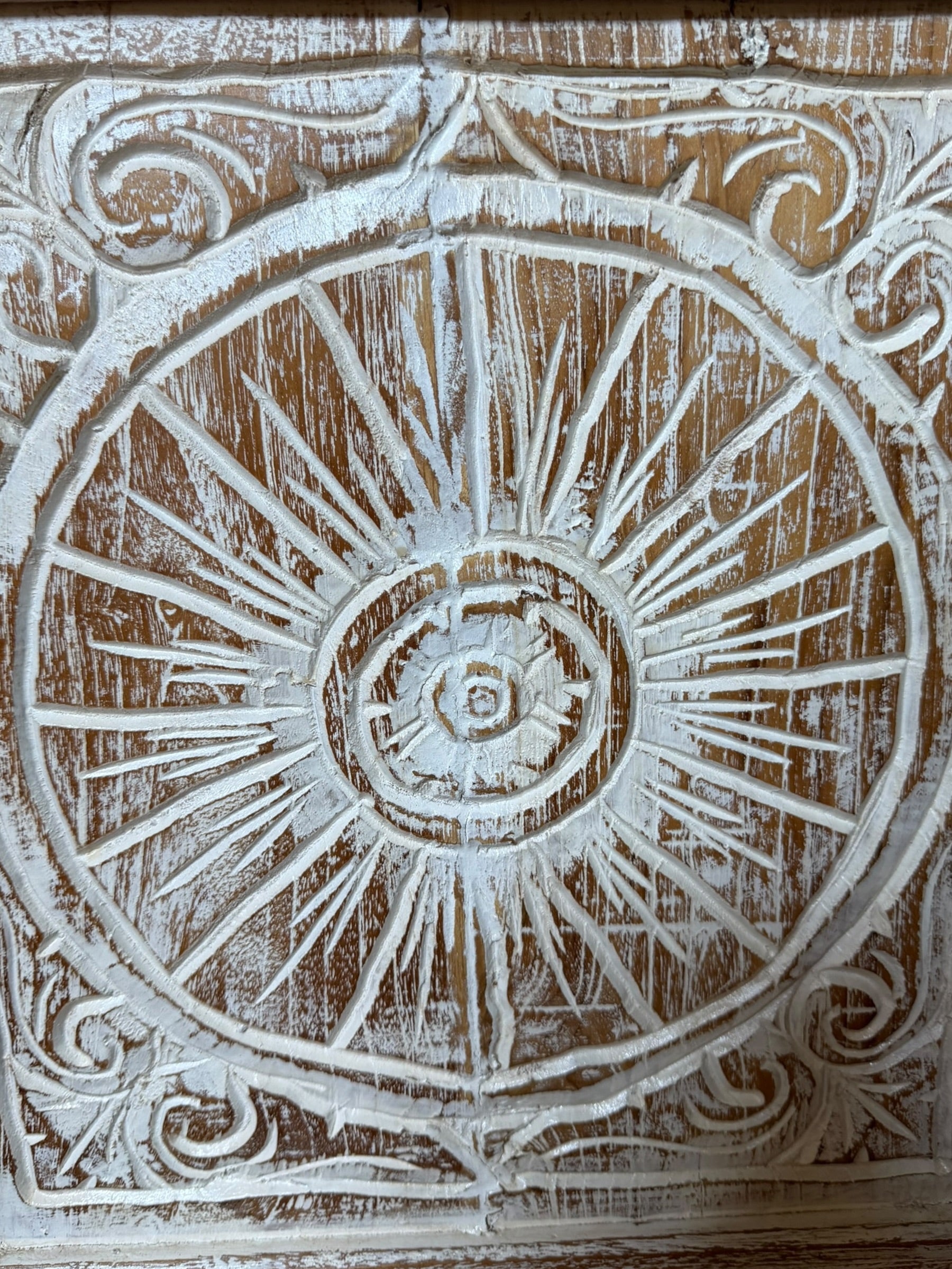 Armoire artisanale en teck blanchi sculpté – Ozana