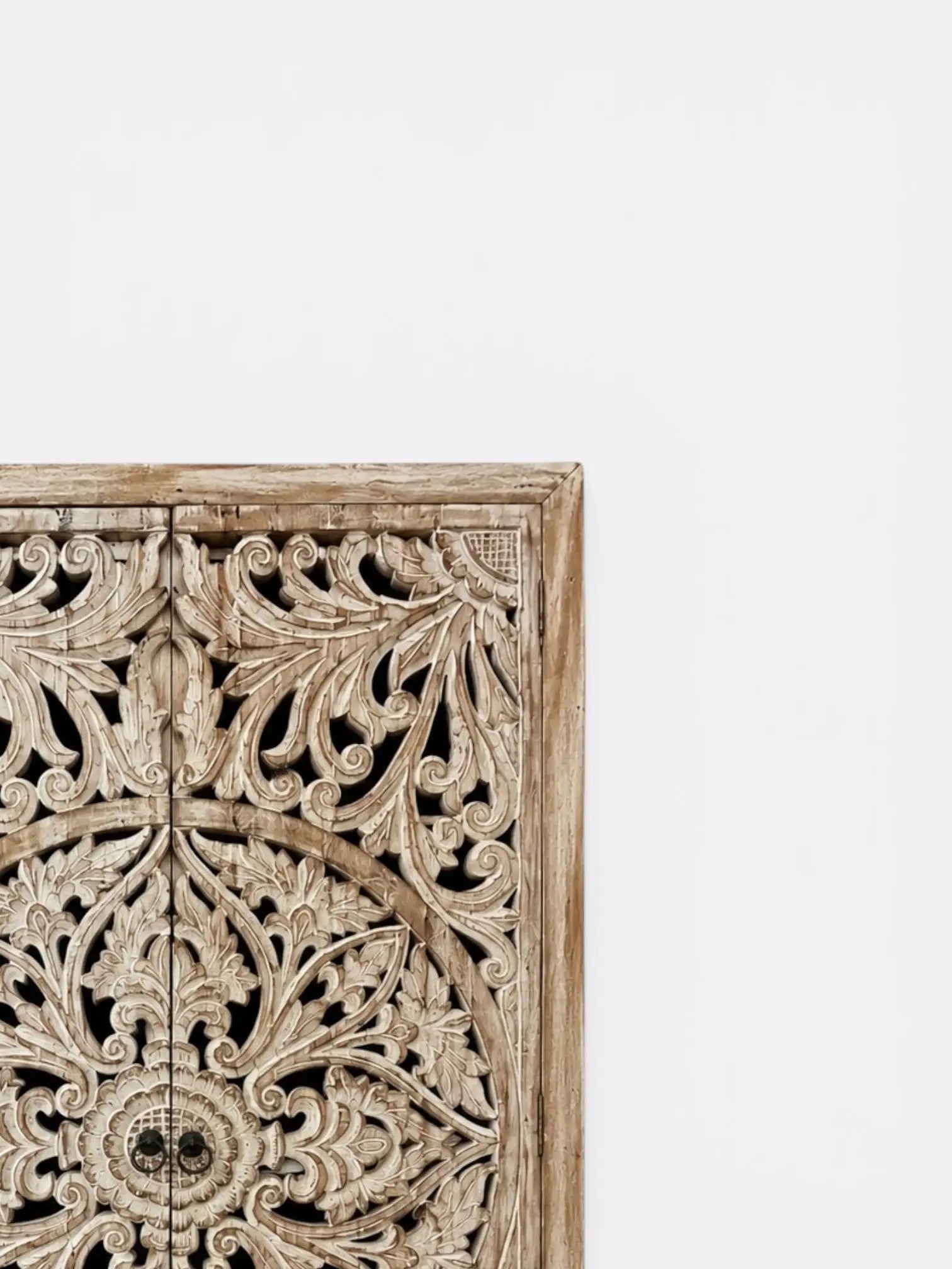 Armoire artisanale en teck sculpté – Kayi