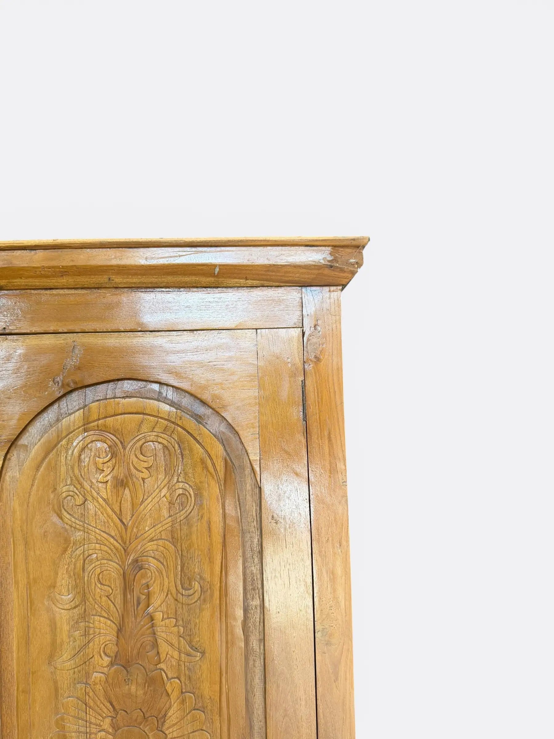 Armoire artisanale en teck sculpté – Milora