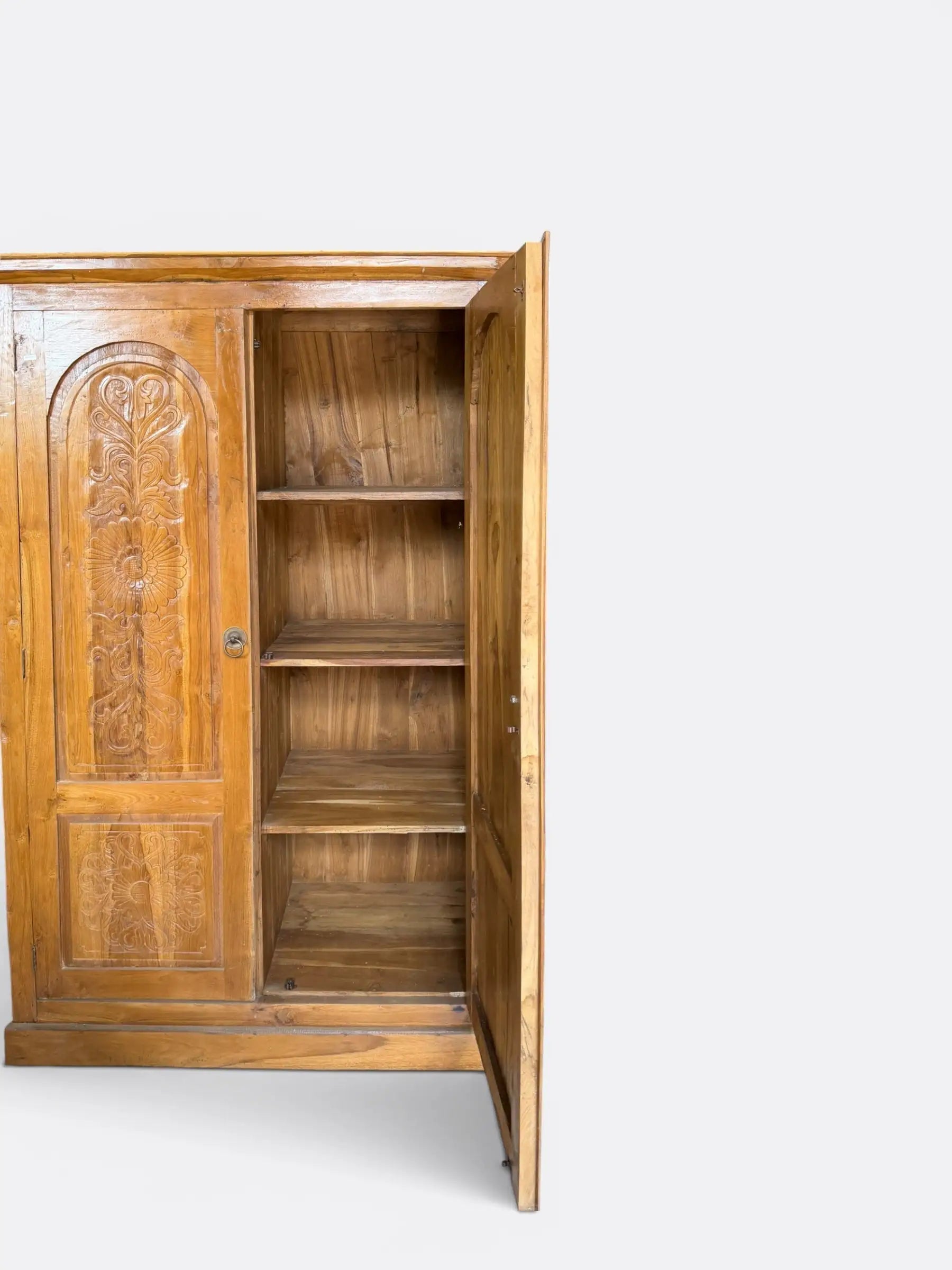 Armoire artisanale en teck sculpté – Milora
