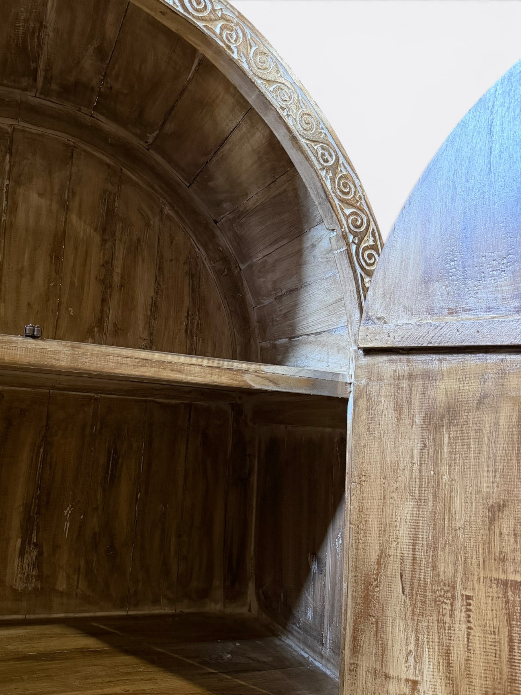 Armoire artisanale en teck sculpté – Orena