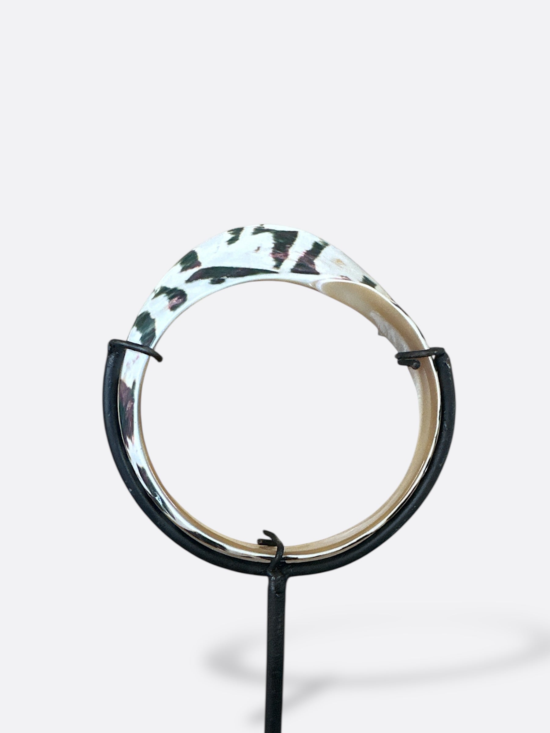 Bague Chakra posée sur son socle