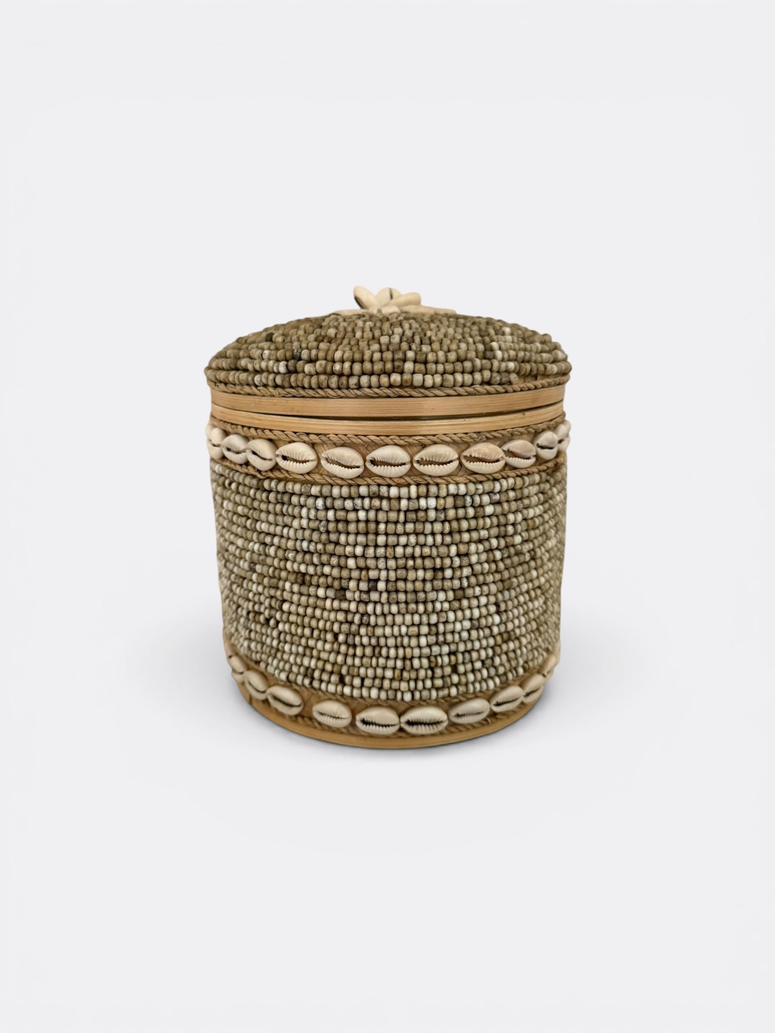 Boîte à offrande ronde perlée avec coquillages de cauris, vue de face
