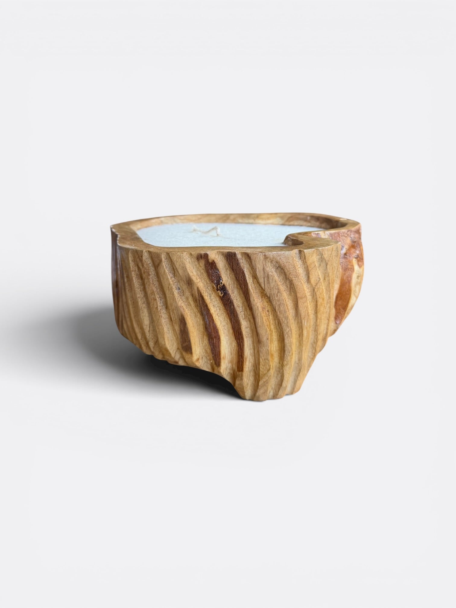 Bougie artisanale en bois de teck Kaori, vue de face