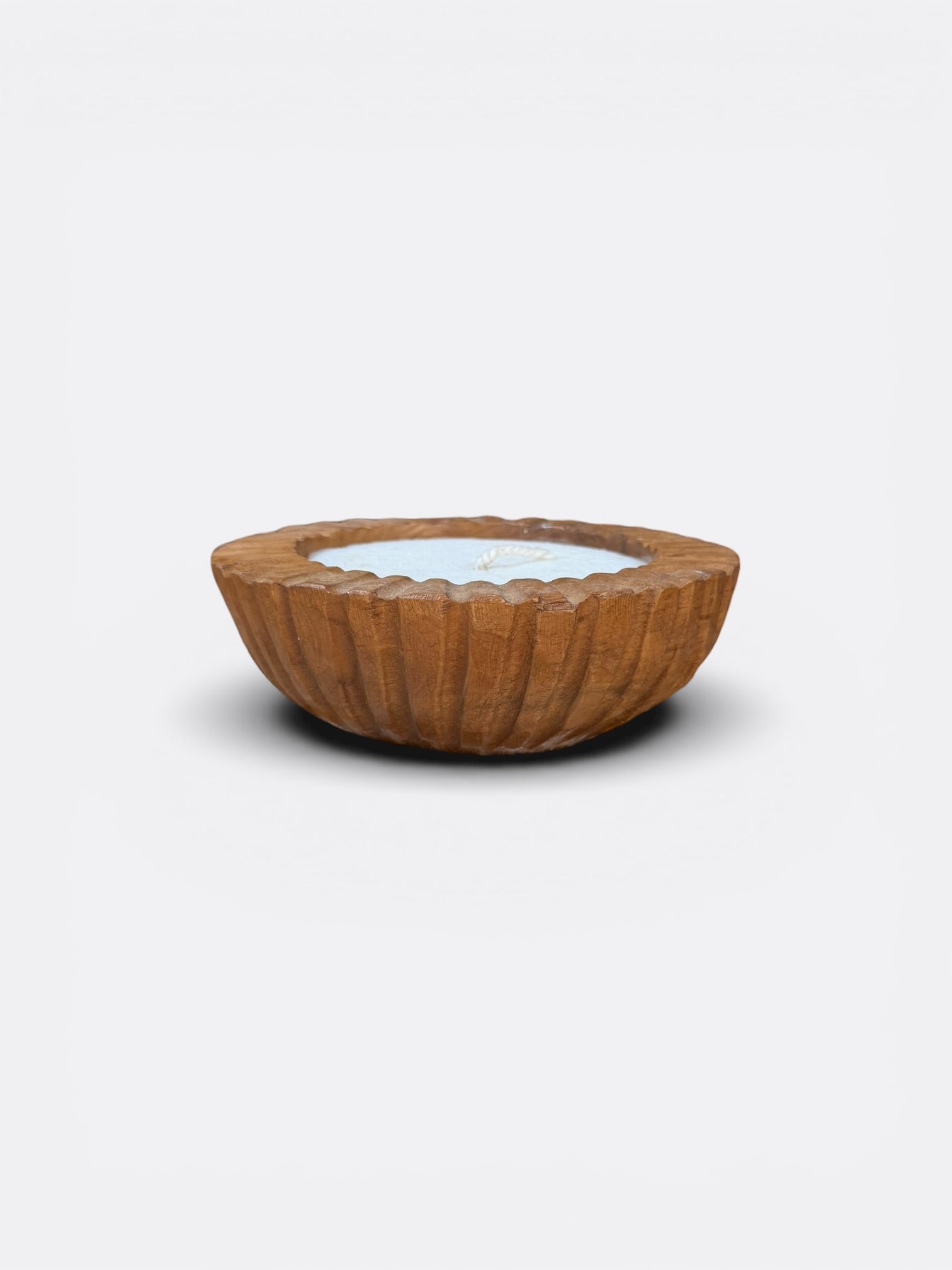 Bougie artisanale en bois de teck Sayan, vue de face