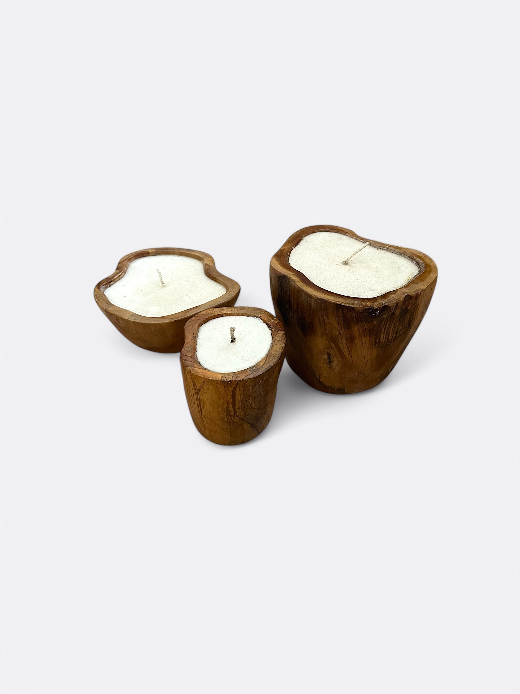Bougie en bois de teck allumée, ambiance chaleureuse