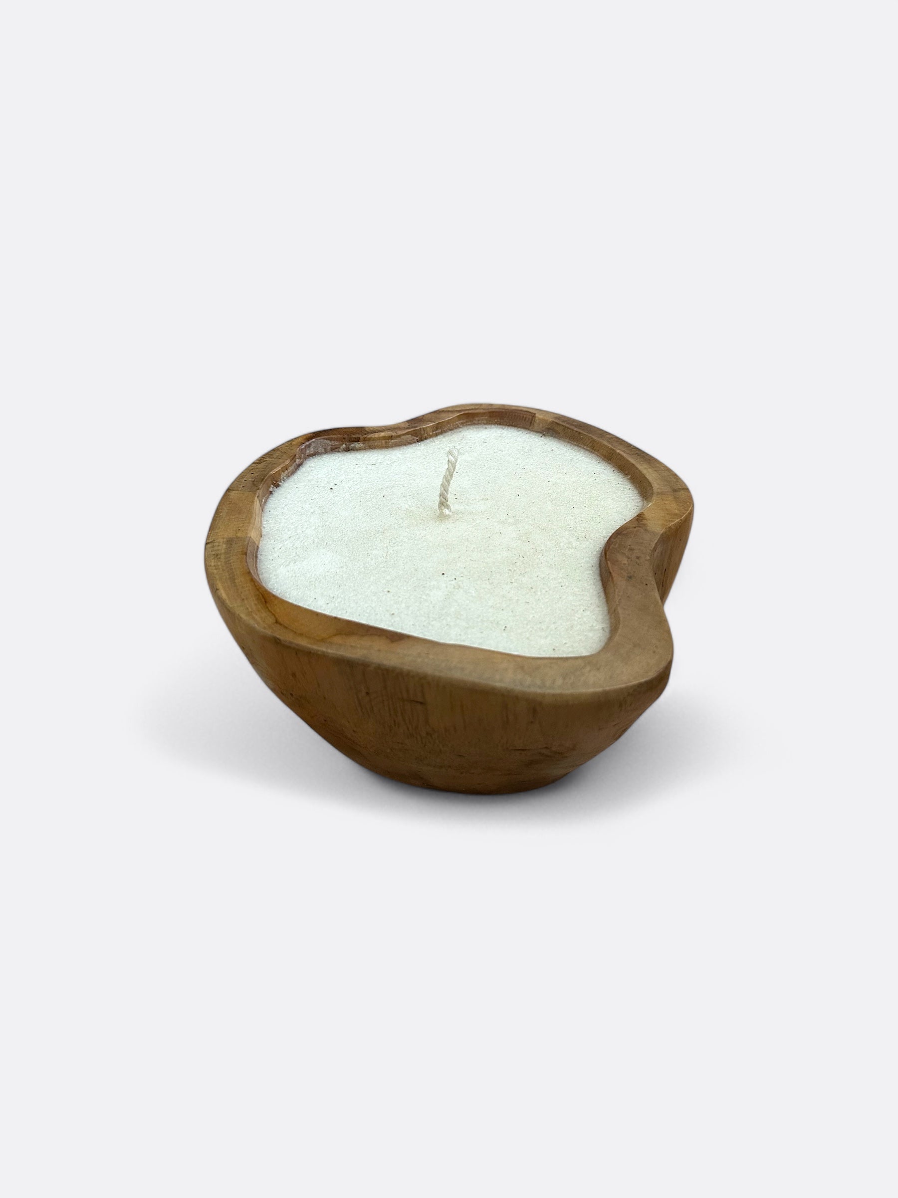 Détail du contenant en bois de teck de la bougie modèle M