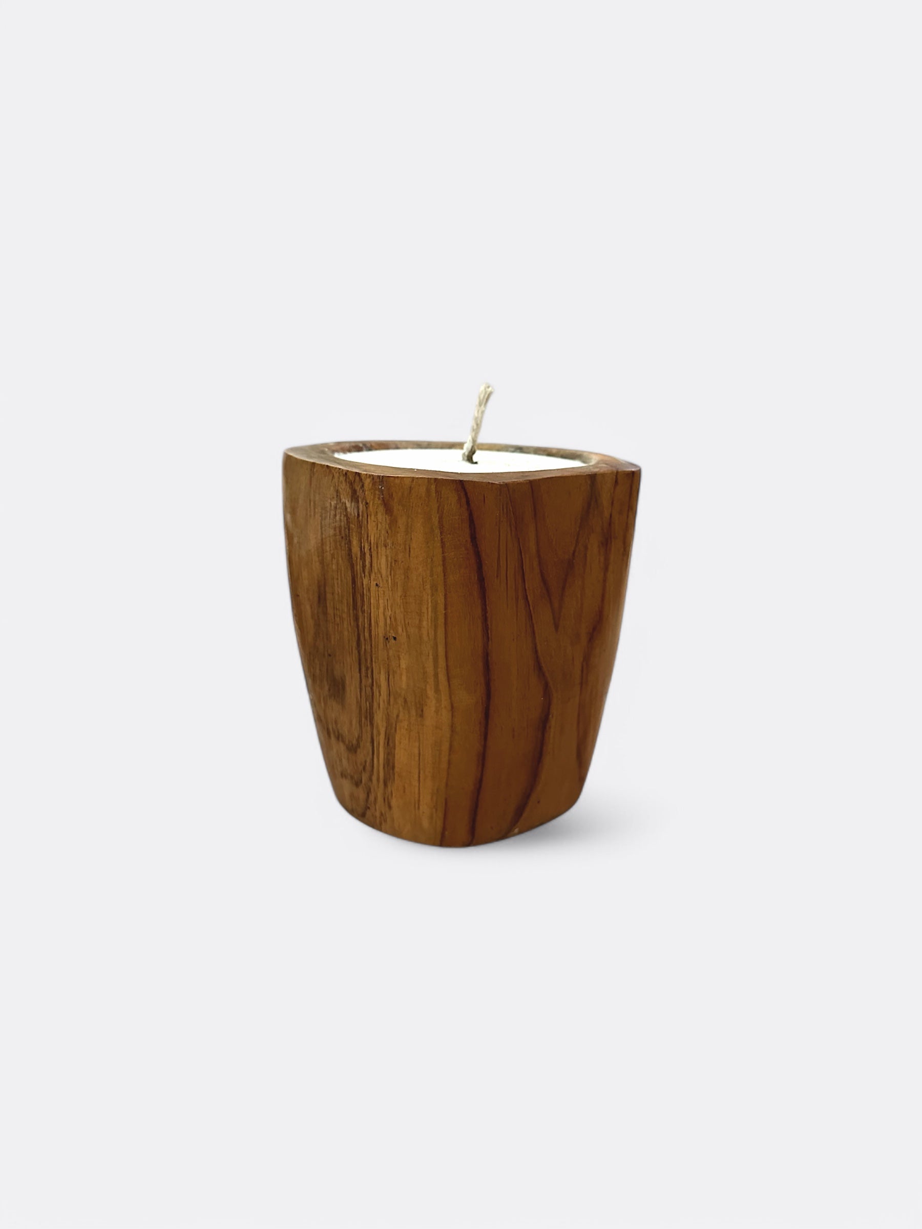 Détail du contenant en bois de teck de la bougie modèle S