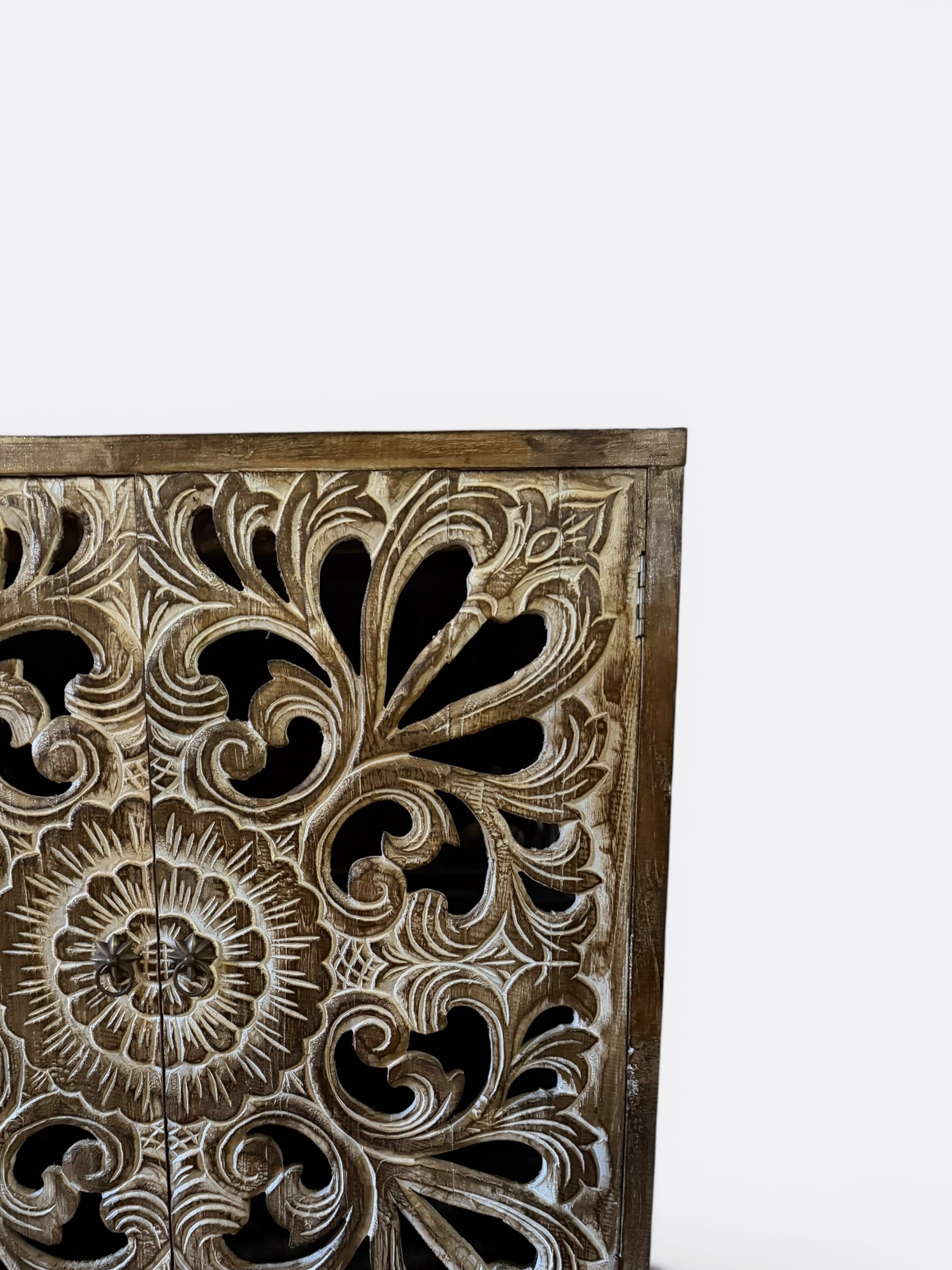 Buffet artisanal en teck sculpté – Maera