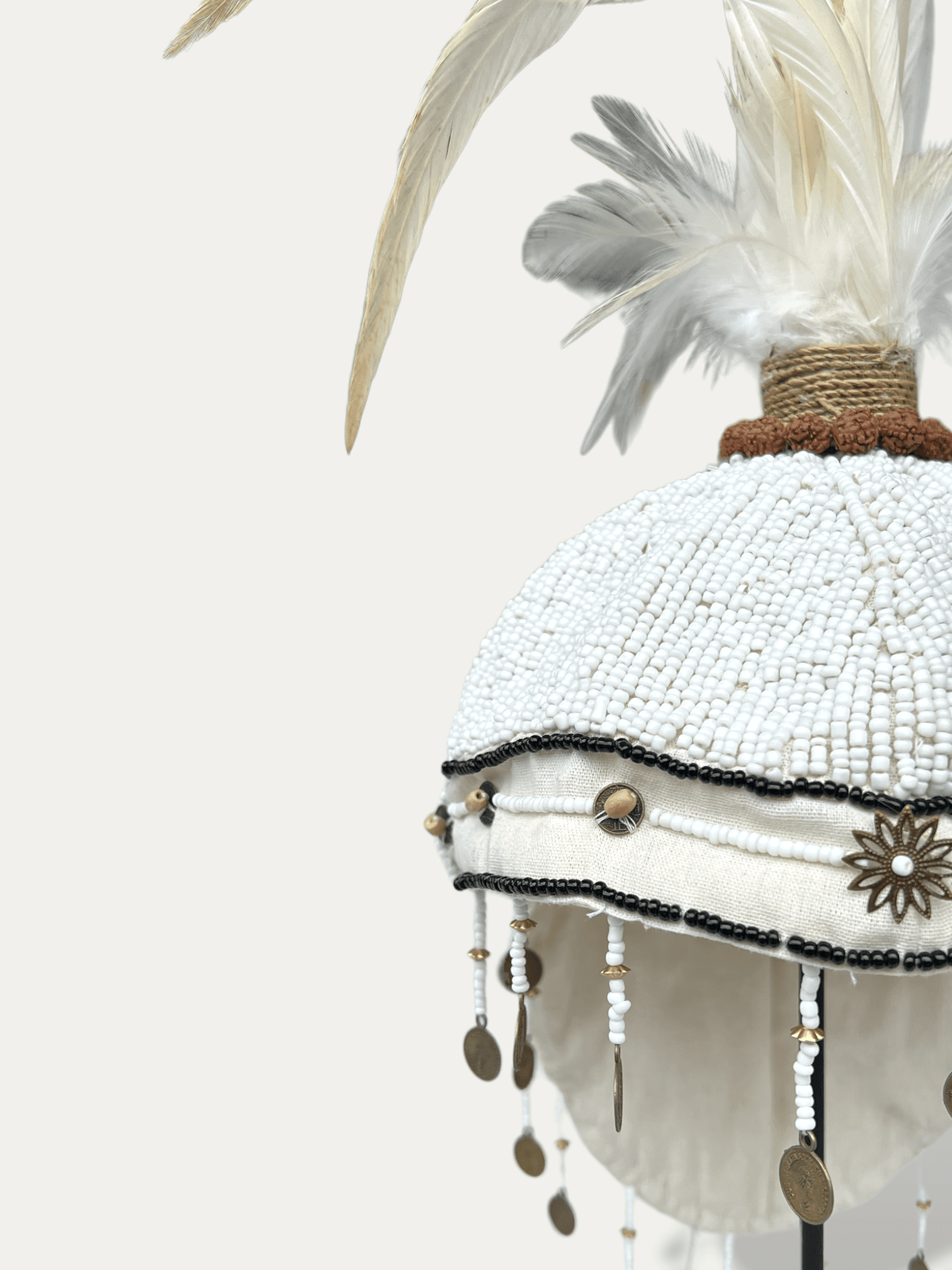 Détail des perles brodées du casque Topi blanc