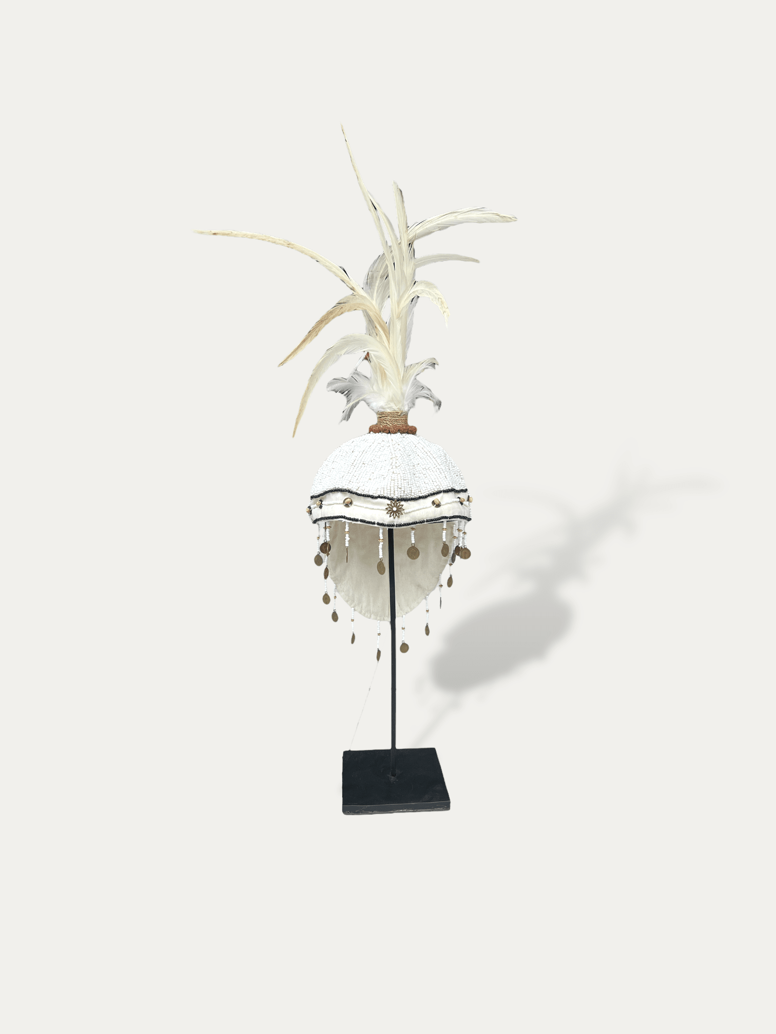 Casque décoratif papou blanc Topi blanc, vue de face