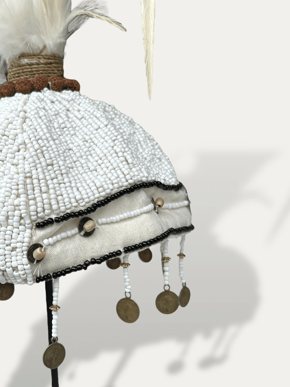 Casque Topi blanc présenté sur socle