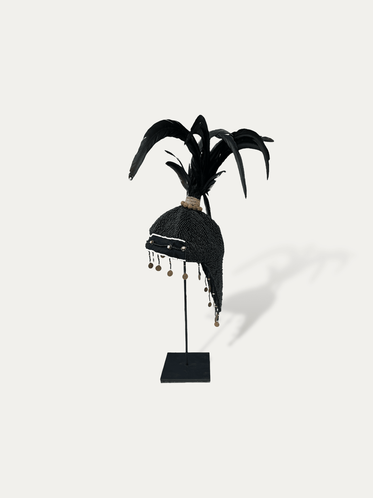 Casque Topi noir présenté sur socle