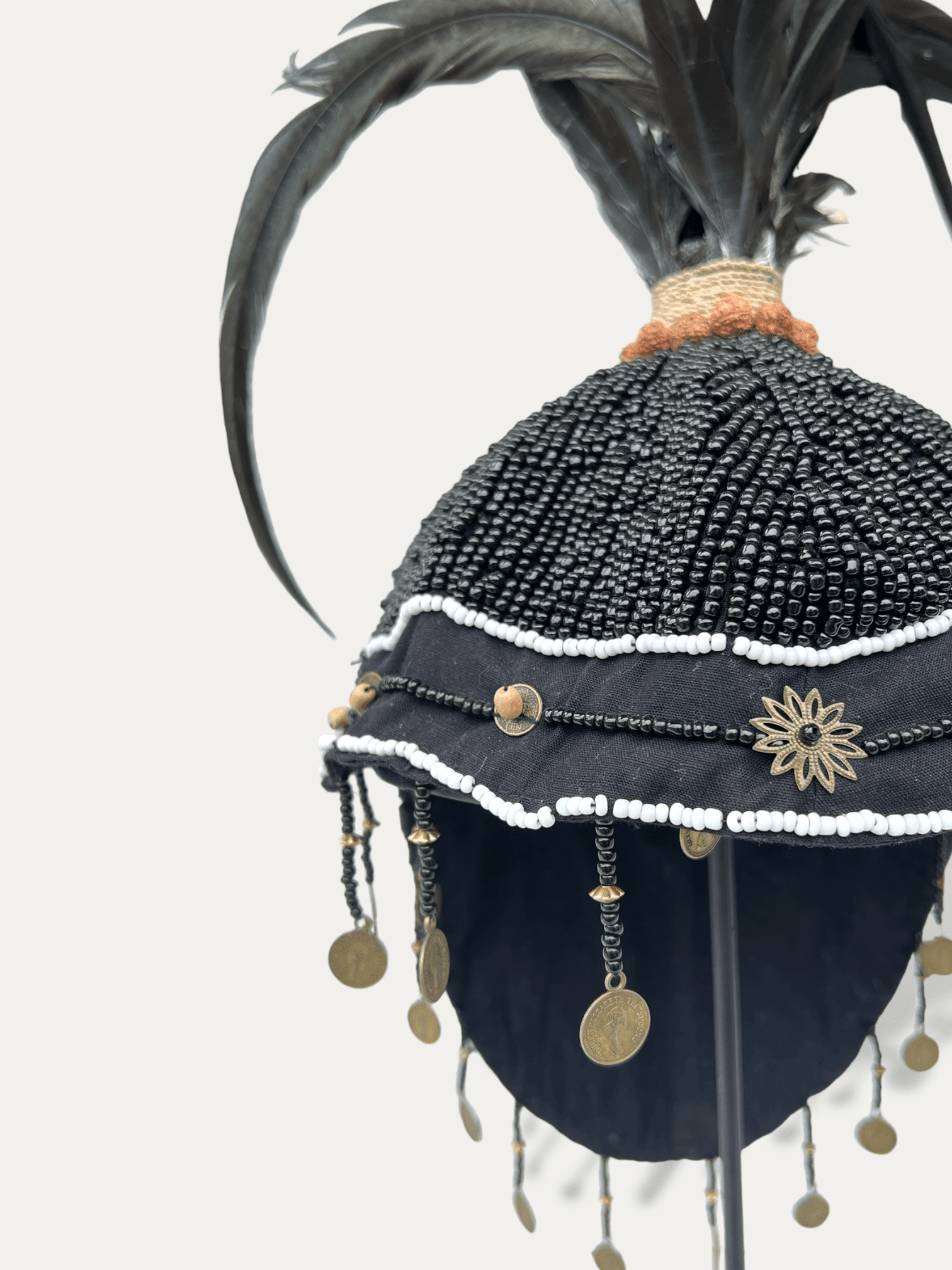 Détail des perles brodées du casque Topi noir