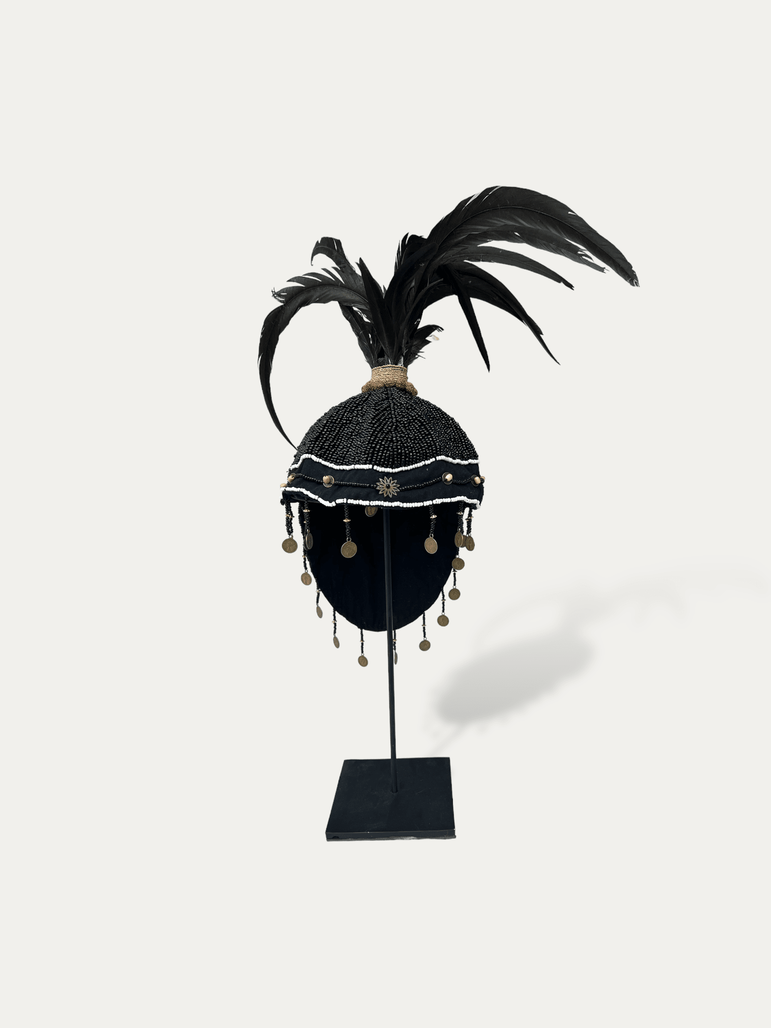 Casque décoratif papou noir Topi noir, vue de face