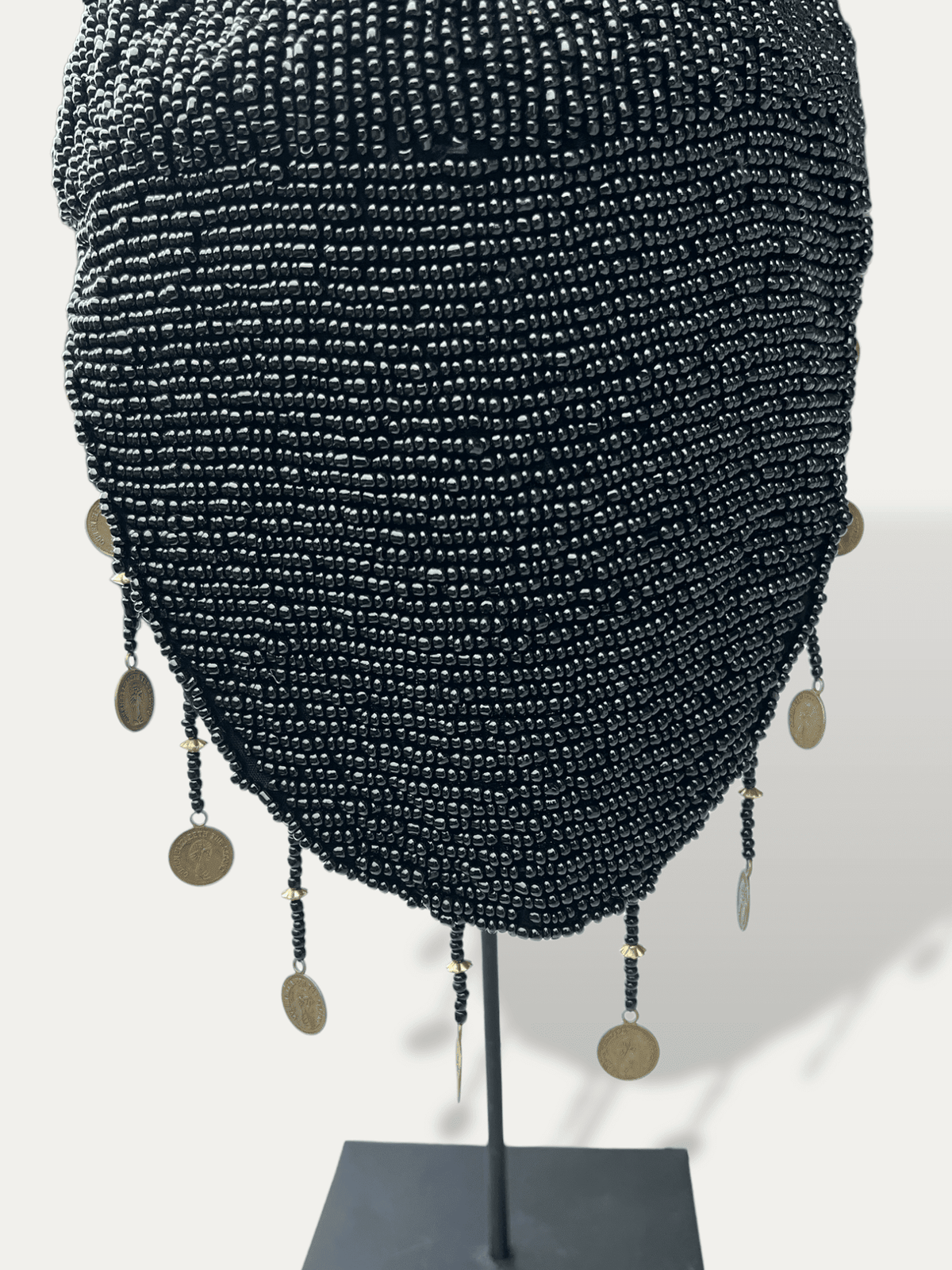 Casque Topi noir, pièce spectaculaire d'art tribal