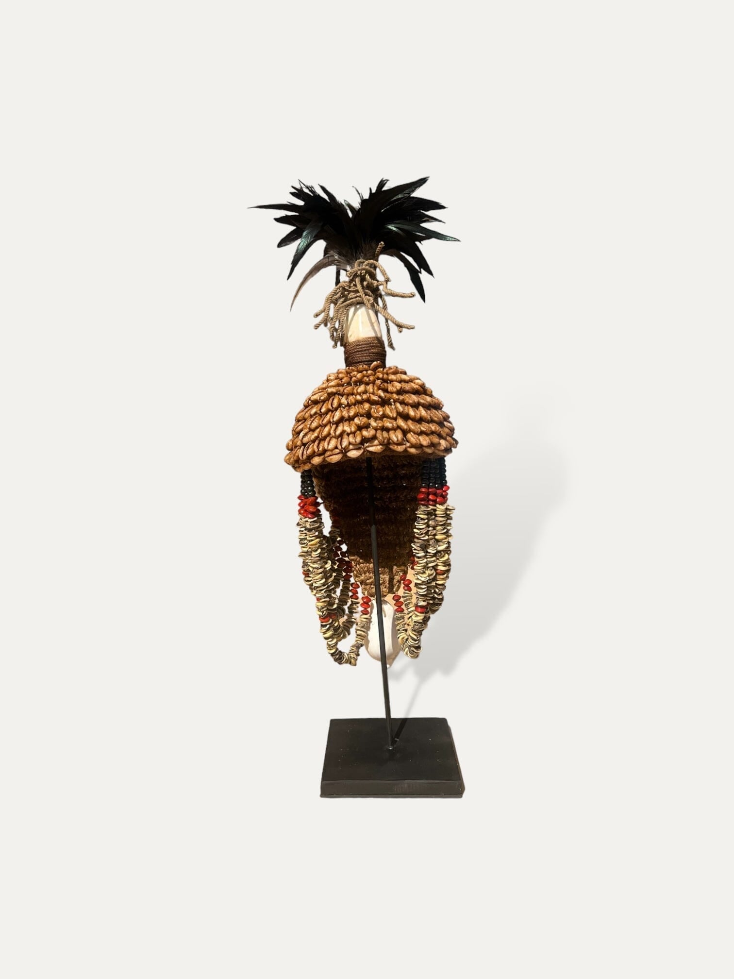 Casque décoratif papou Tyson en coquillages marron, vue de face