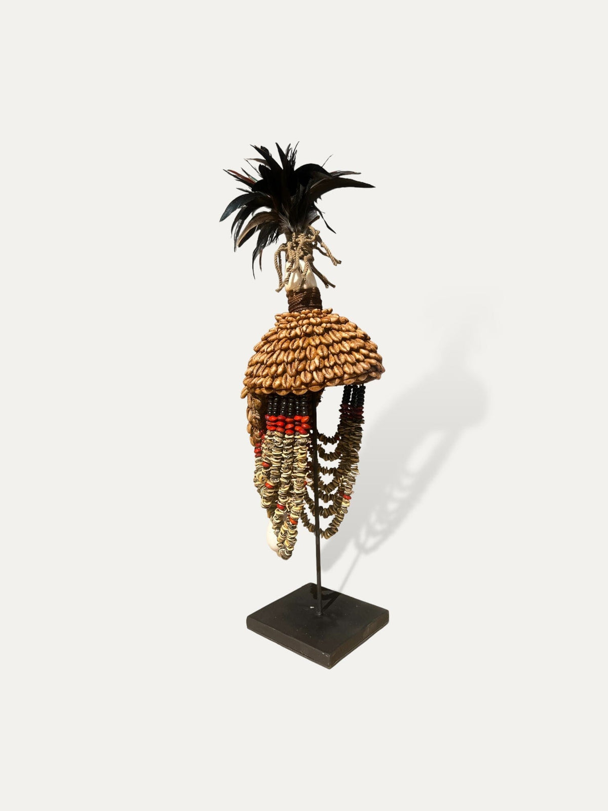 Détail des coquillages et plumes noires du casque Tyson
