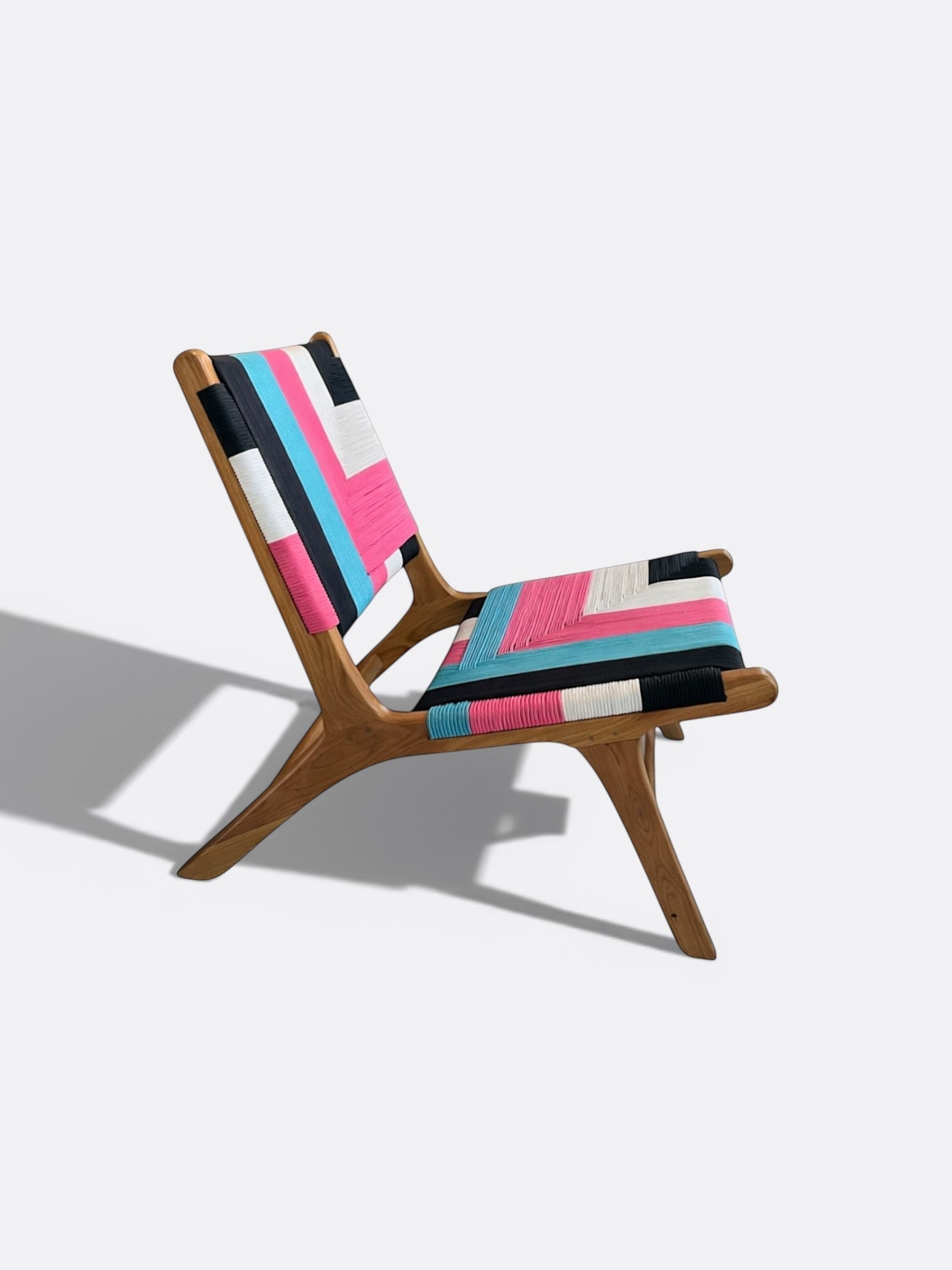 Chaise basse Sina multicolore en teck et corde tressée artisanale de Bali
