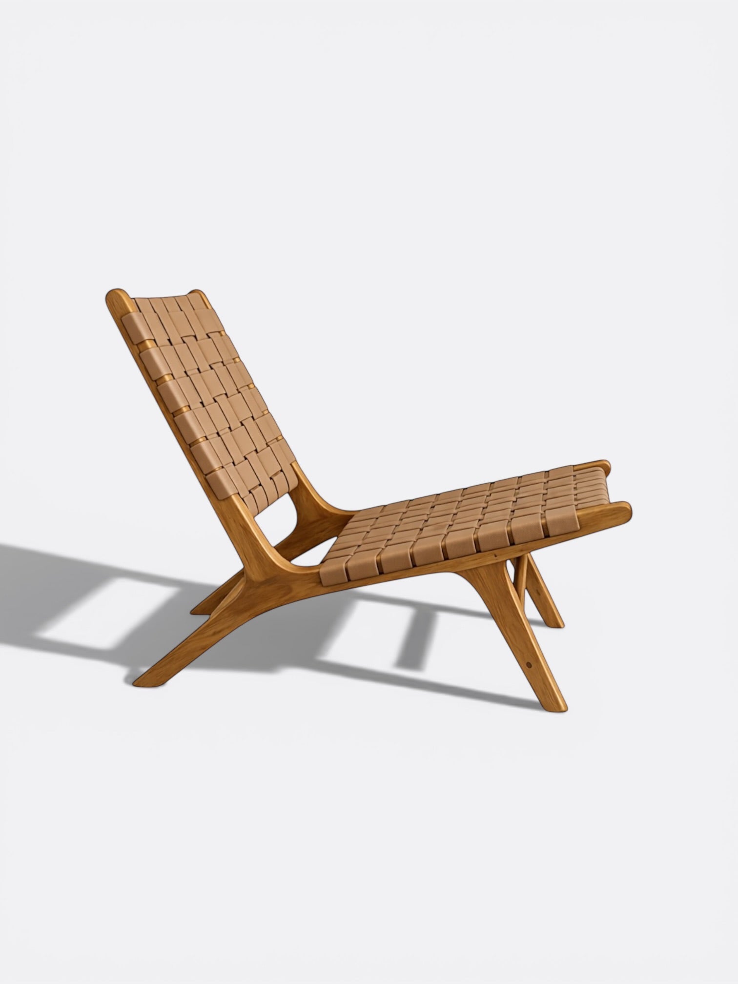 Chaise basse Sina moka en teck et cuir tressé artisanale de Bali