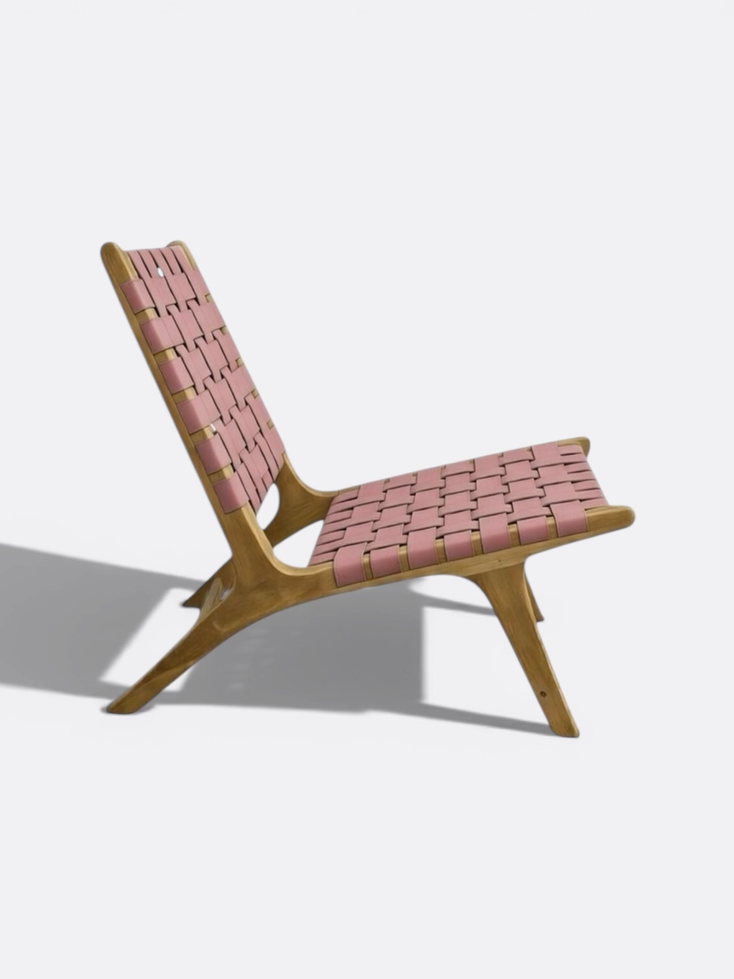 Chaise basse Sina rose en teck et cuir tressé artisanale de Bali