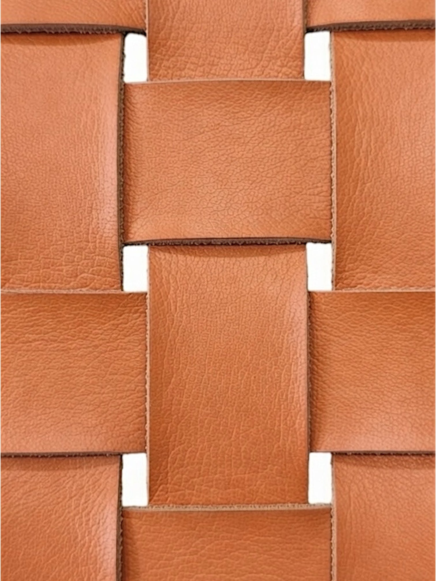 Chaise basse Sina terracotta en teck - détail du tressage de cuir