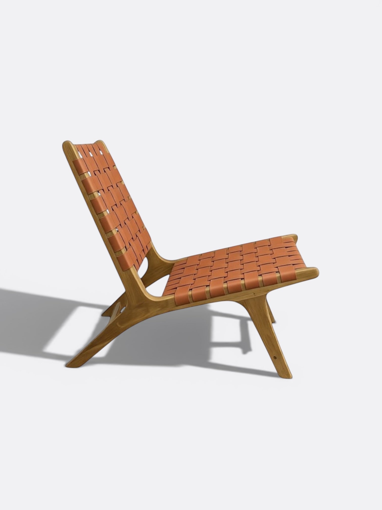 Chaise basse Sina terracotta en teck et cuir tressé artisanale de Bali
