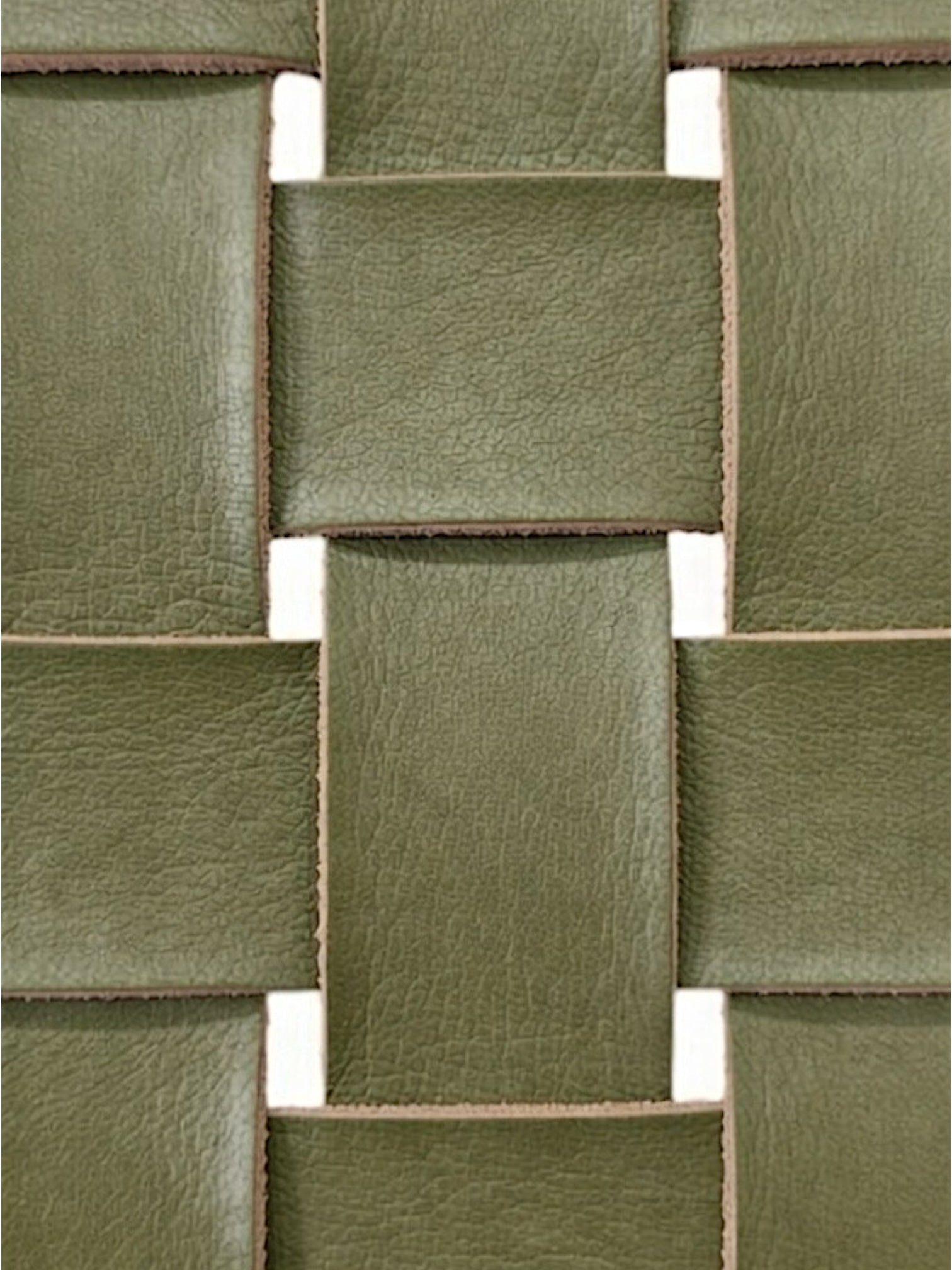 Chaise basse Sina verte en teck - détail du tressage de cuir