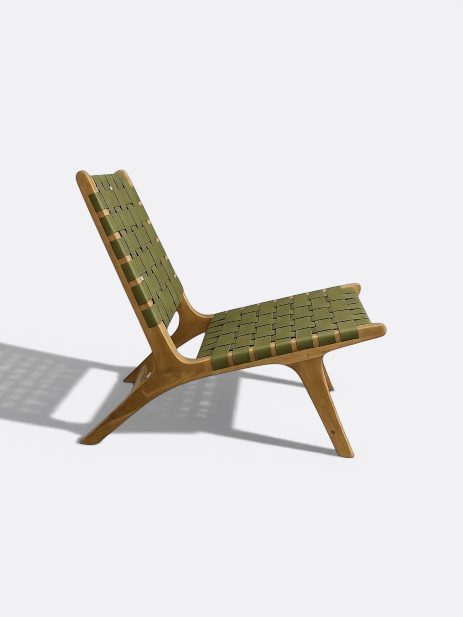 Chaise basse Sina verte en teck et cuir tressé artisanale de Bali