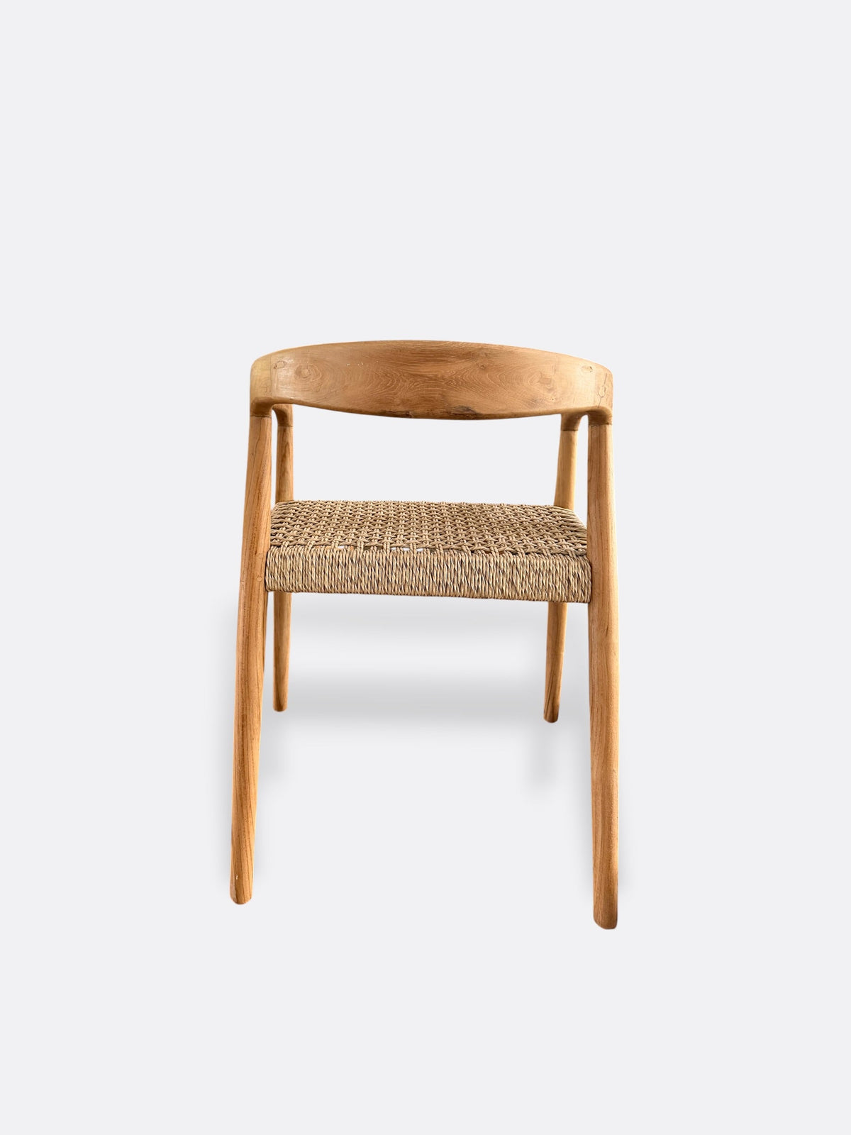 Chaise Kanoa en teck et rotin - vue d'ensemble dans un intérieur