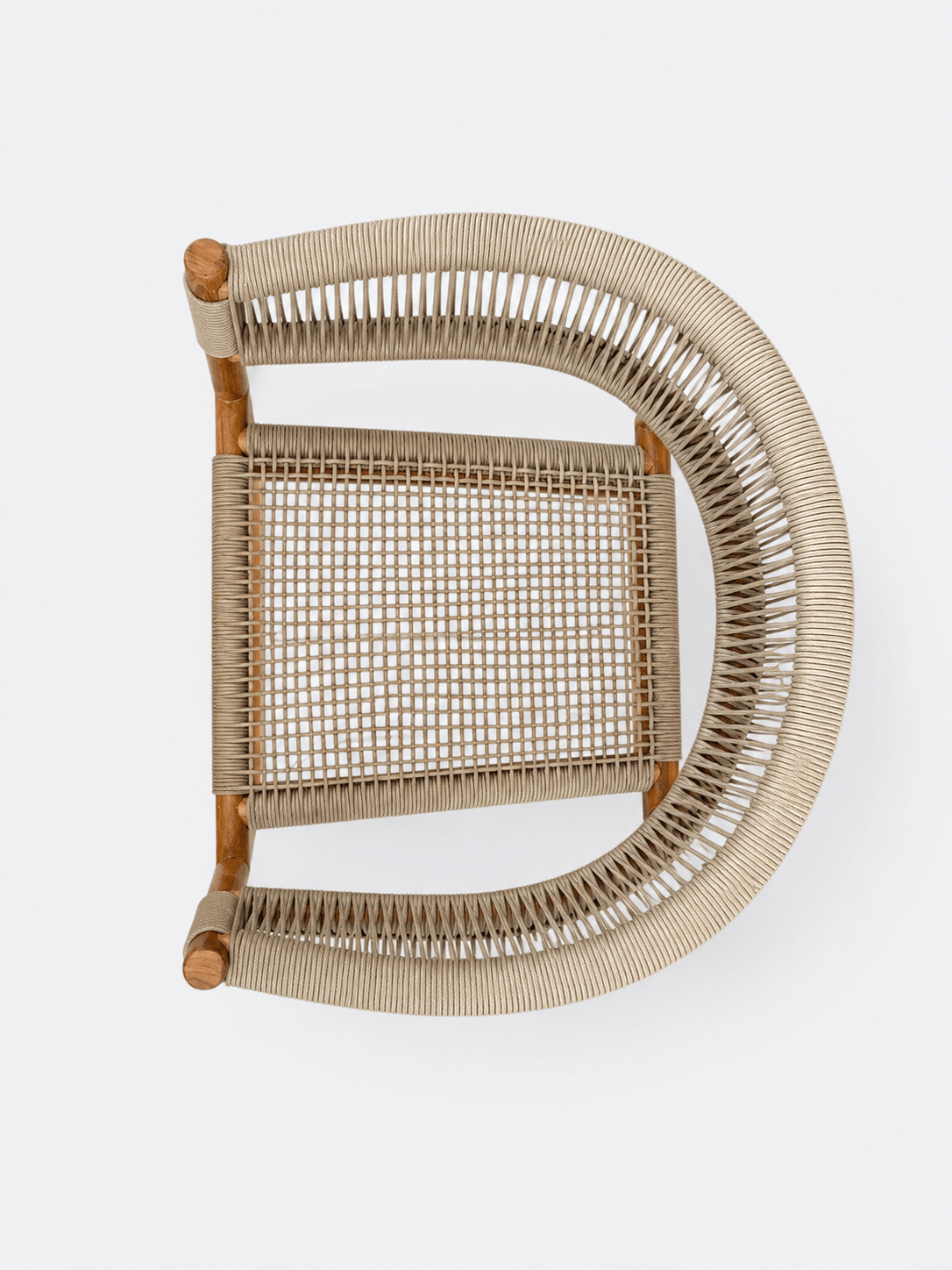 Chaise Soreya beige en teck et corde - vue d'ensemble dans une salle à manger
