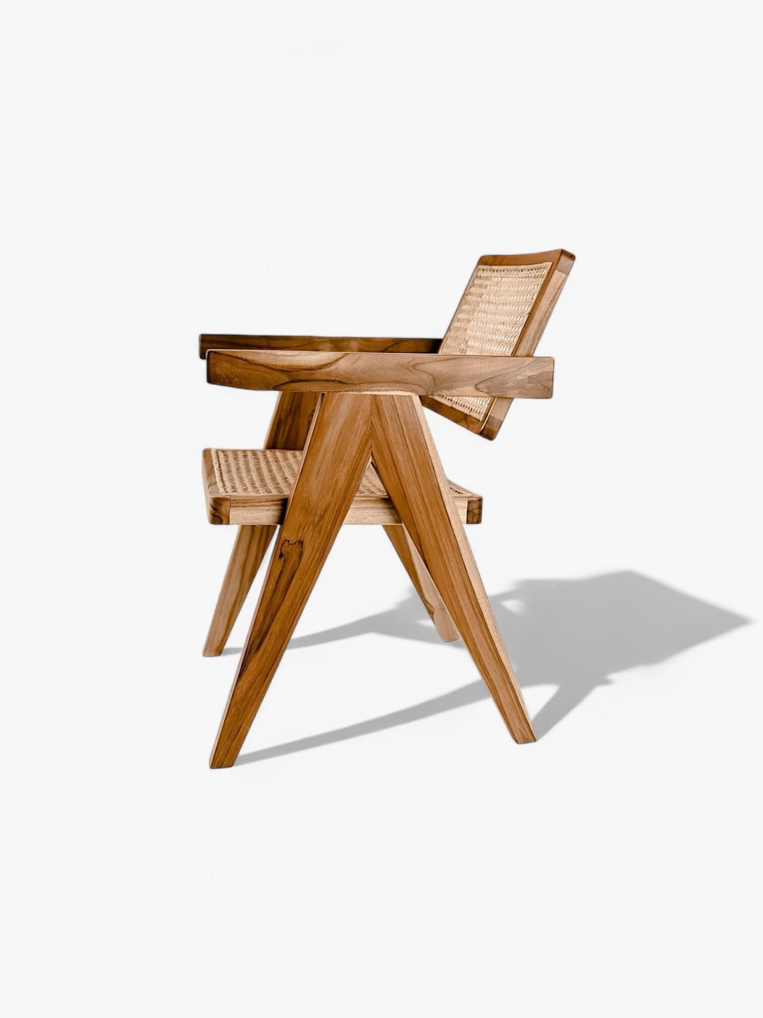 Chaise Koman en teck - détail du cannage de rotin tressé