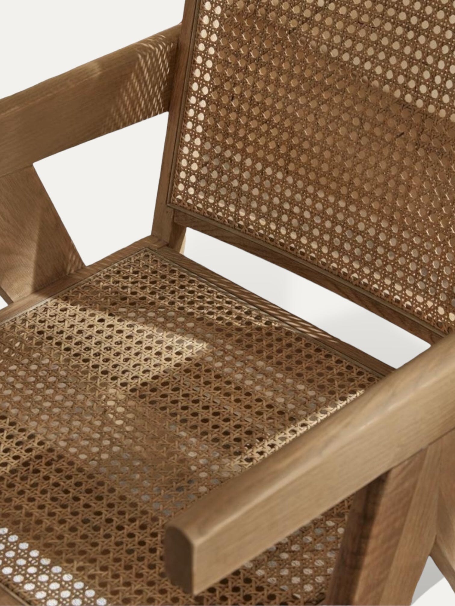 Chaise Koman en teck massif - vue d'ensemble dans un intérieur