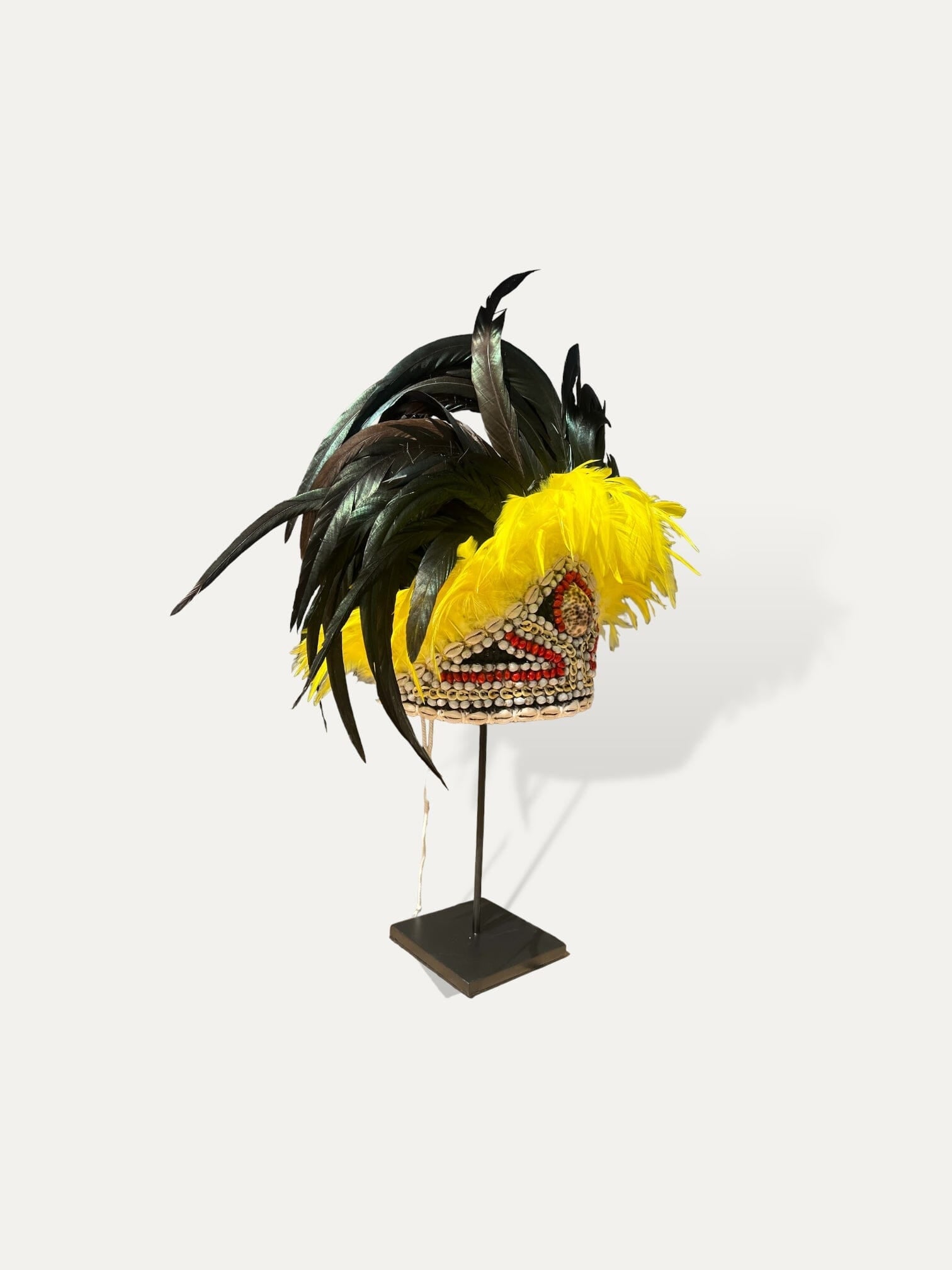 Détail des perles et plumes de la coiffe Newaya