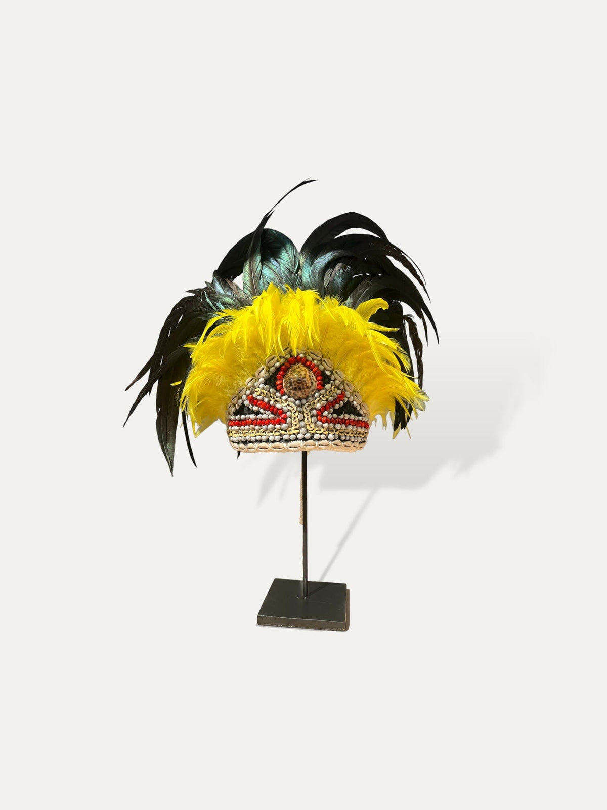 Coiffe décorative balinaise Newaya en plumes et perles, vue de face
