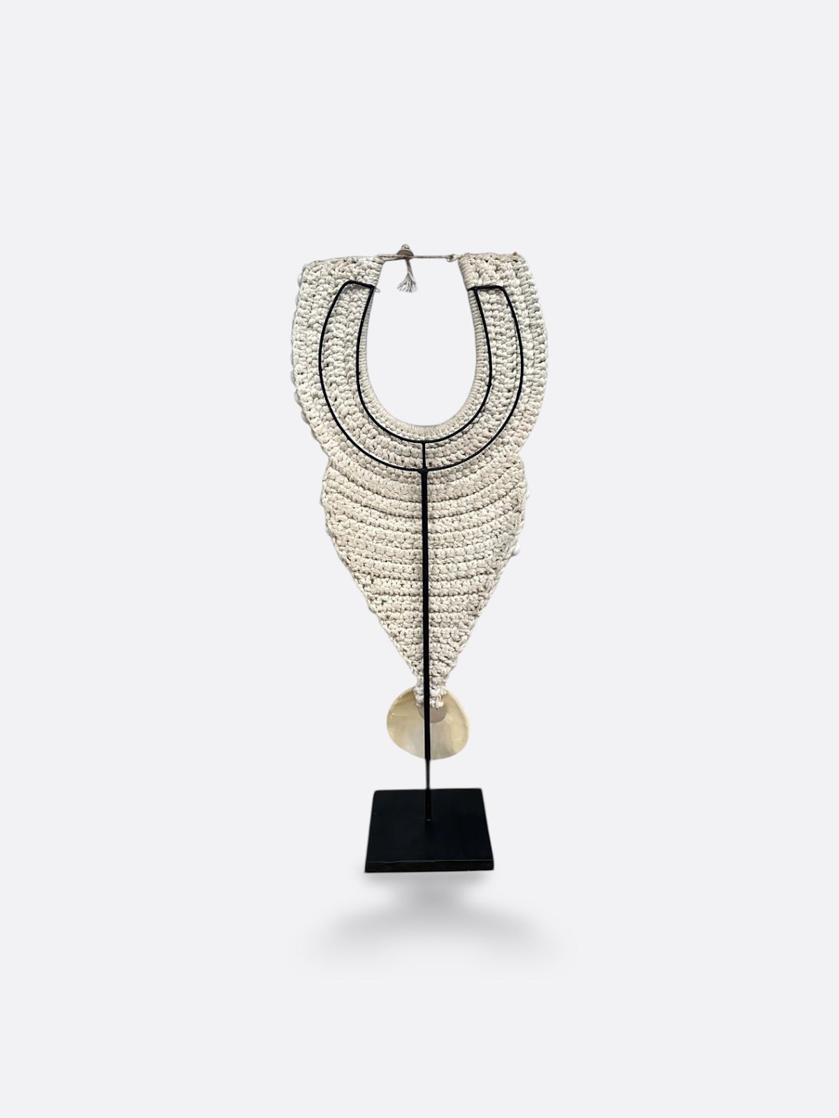 Collier balinais en coquillages blancs sur socle en métal – Sadju