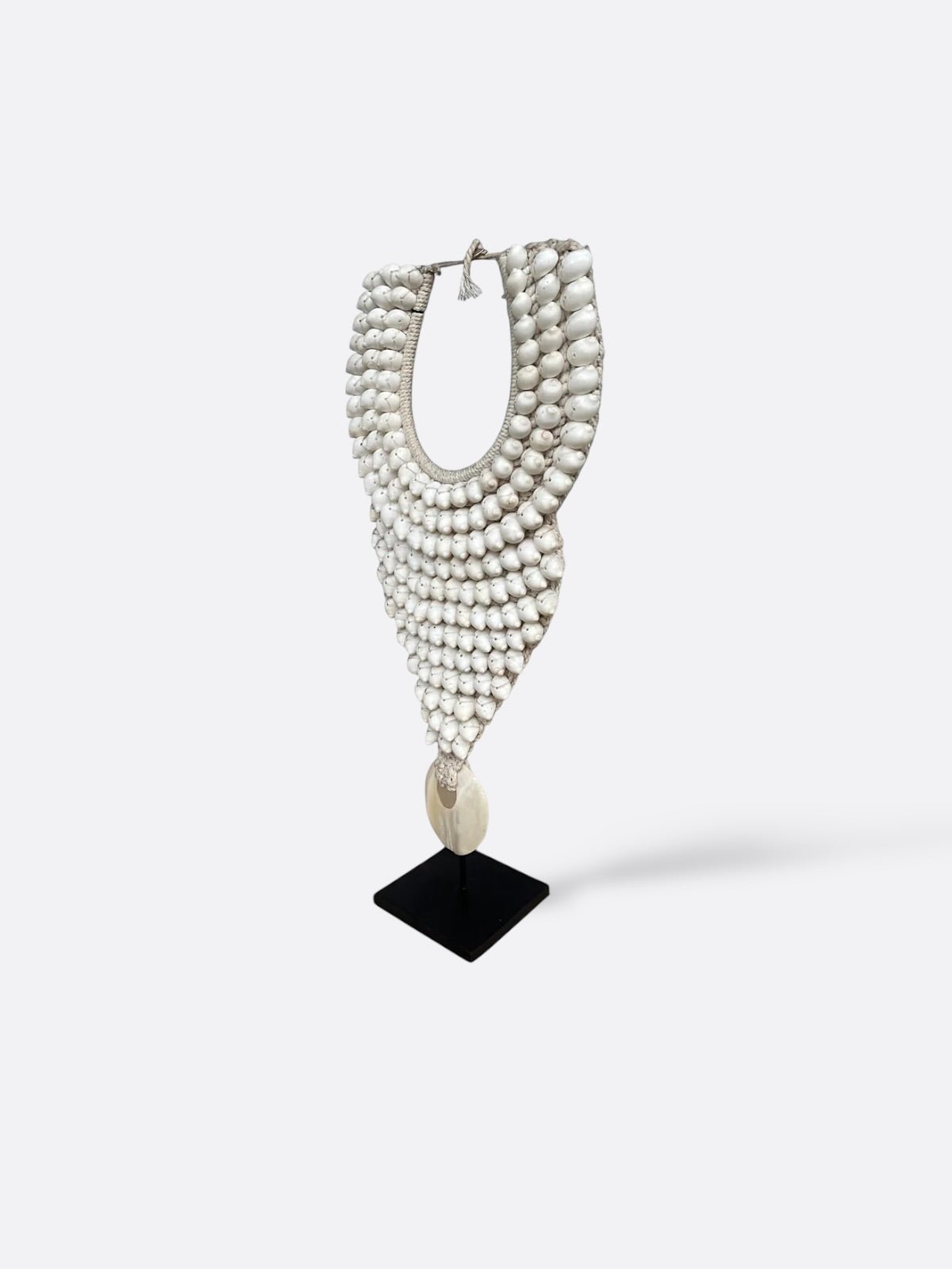Collier balinais en coquillages blancs sur socle en métal – Sadju