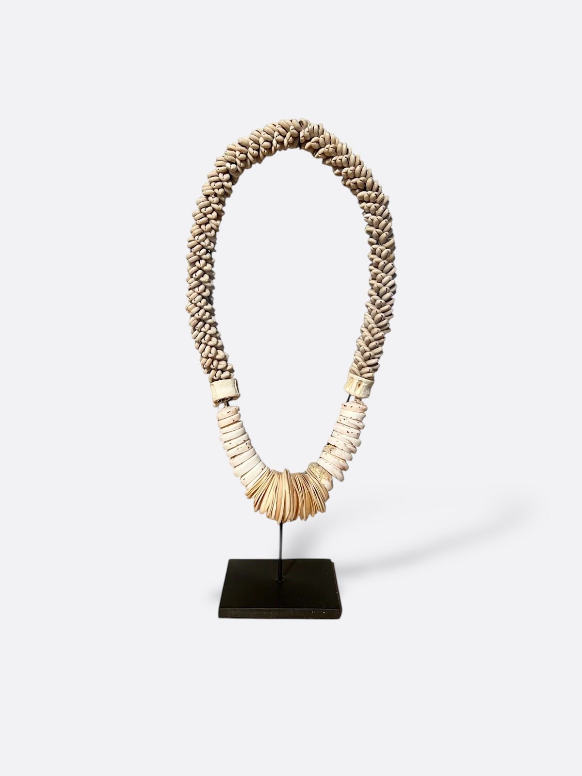 Collier de coquillages Batur, vue de face