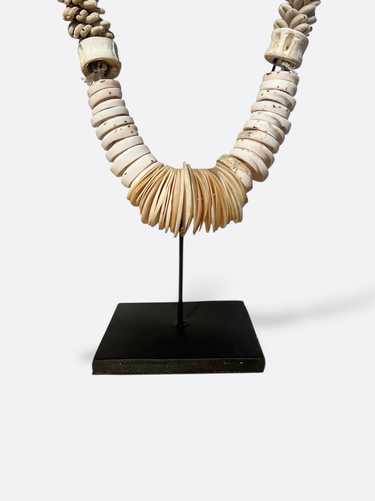 Collier Batur suspendu au mur