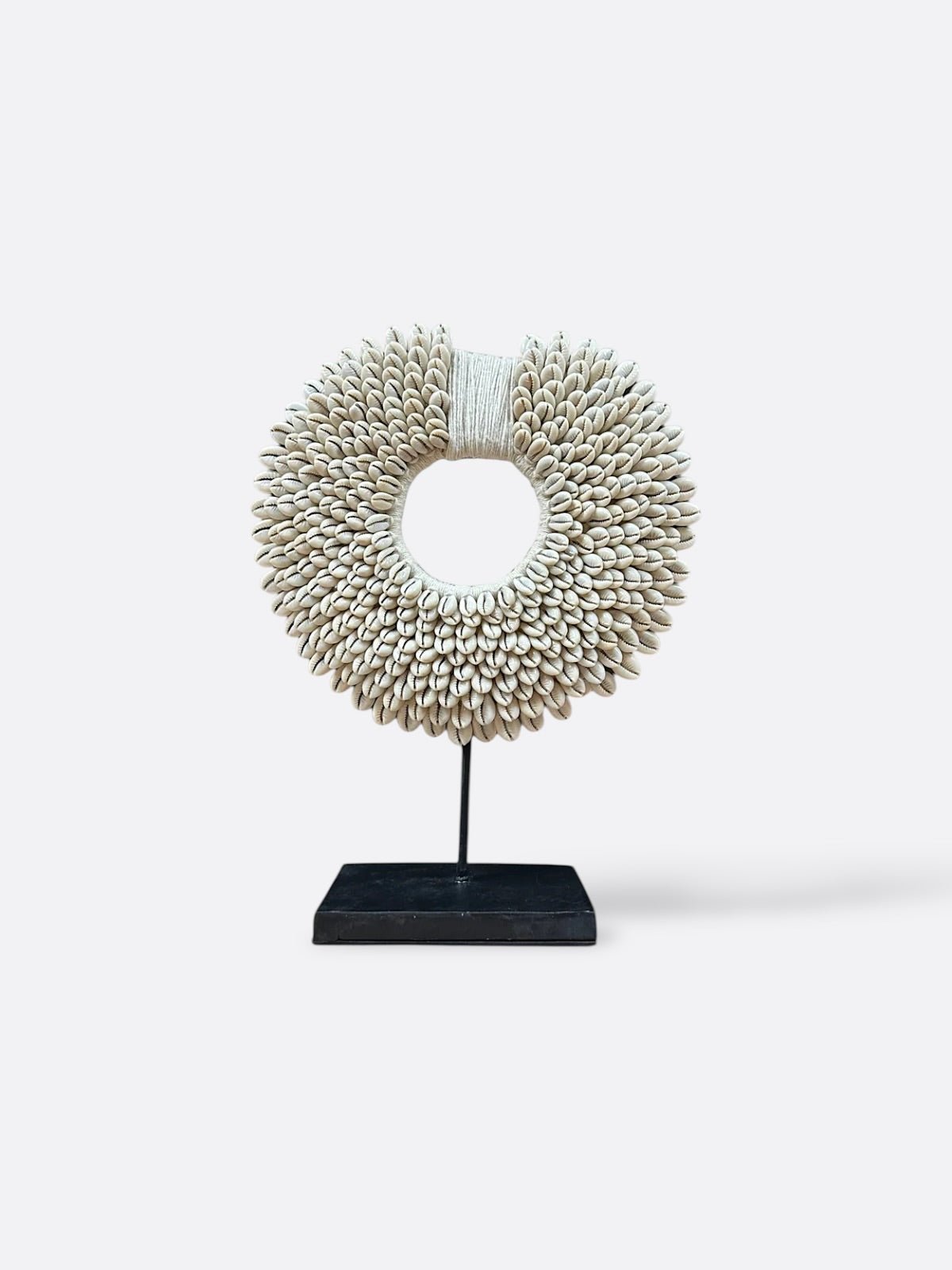 Détail des coquillages cauri du collier Cahaya