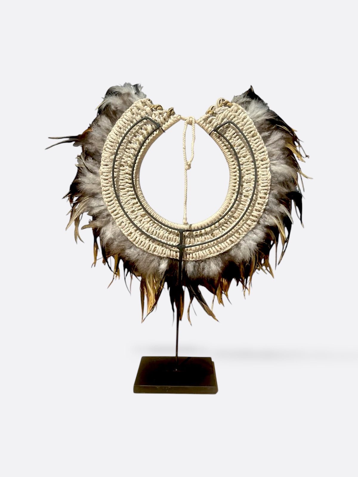 Détail du tissage en macramé du collier Amara