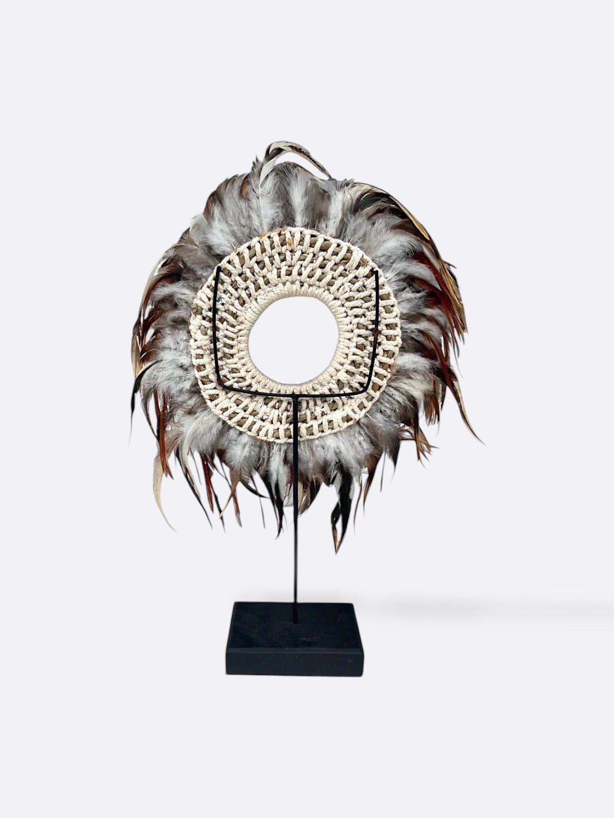 Détail des plumes et coquillages du collier Amber