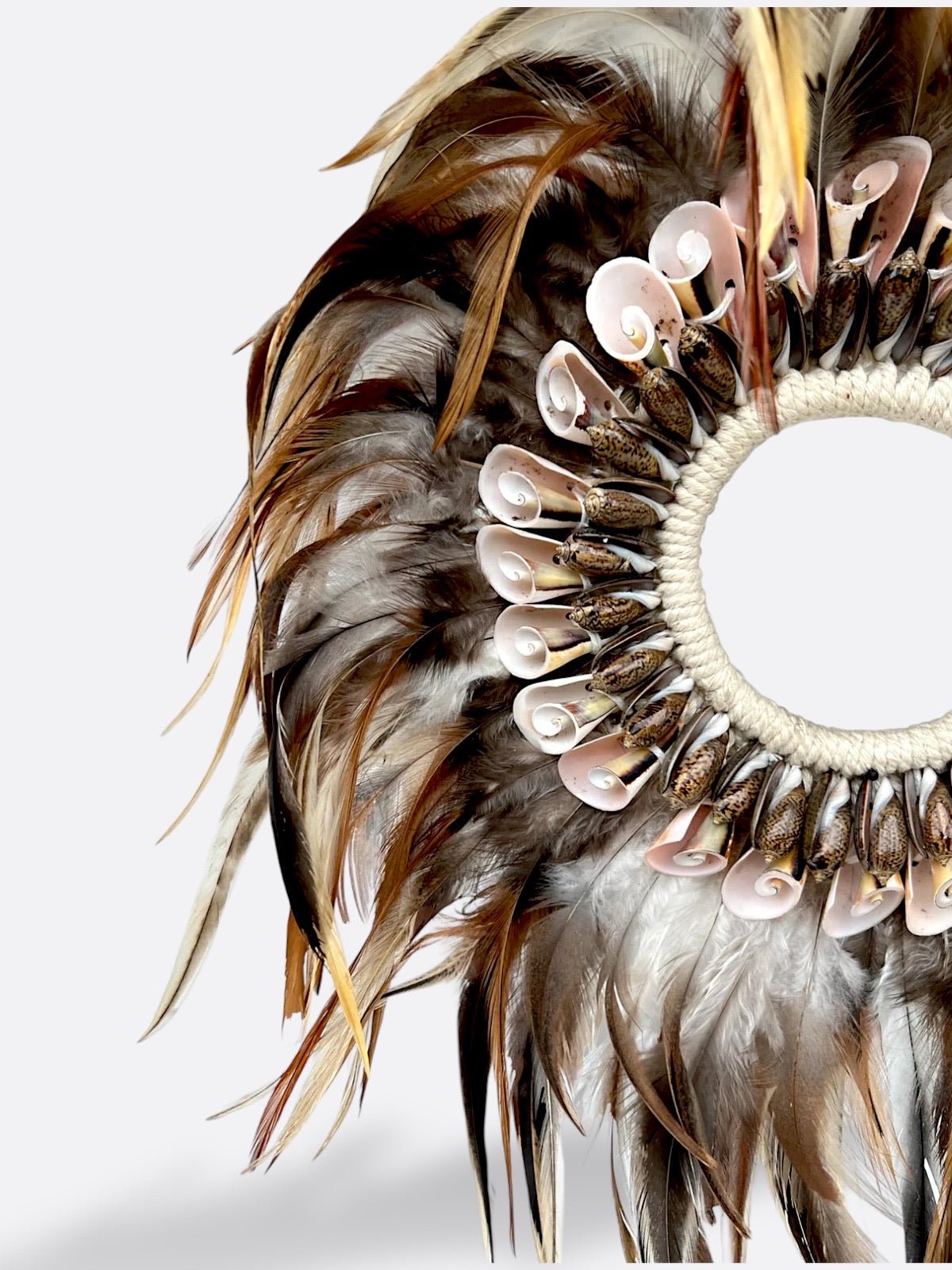 Détail du tissage en macramé du collier Eliora