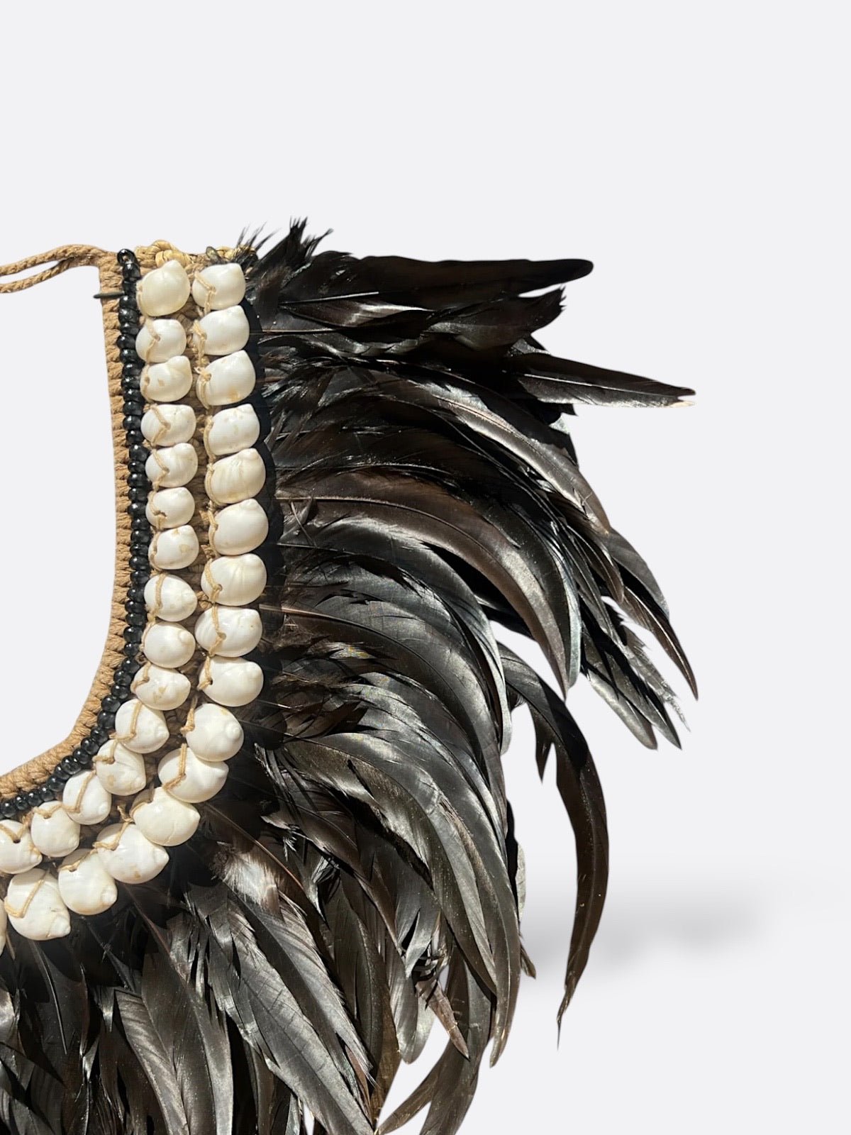 Détail du tissage en macramé du collier Noah