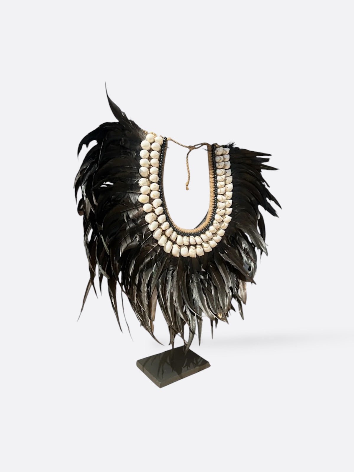 Détail des plumes et coquillages du collier Noah