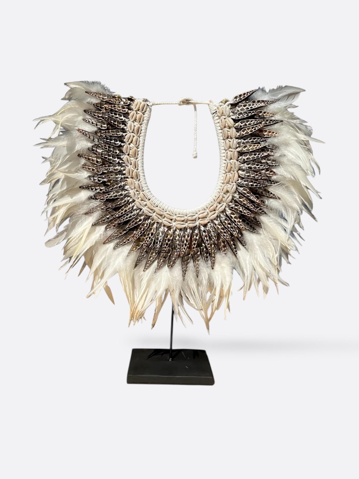 Collier décoratif en plumes et coquillages Renaissance, vue de face